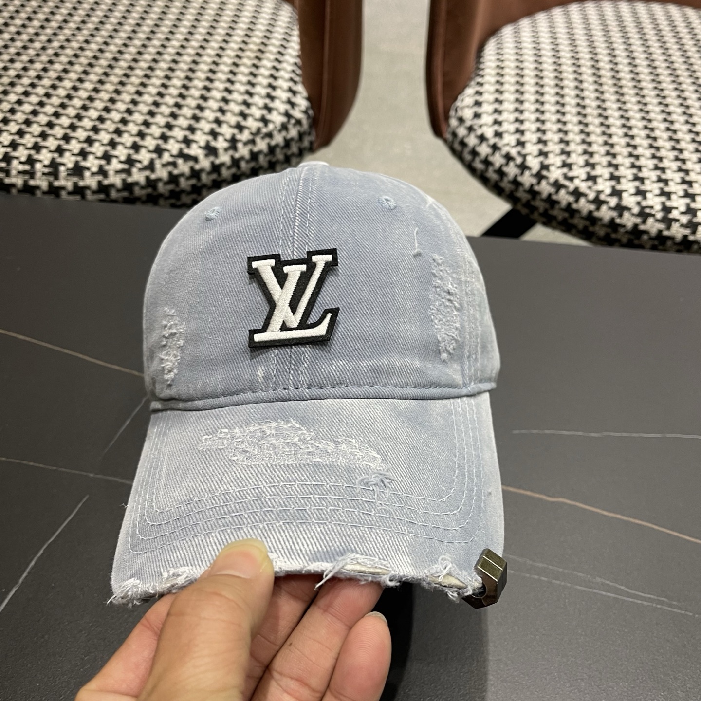 L V 路易威登 春夏新品棒球帽，logo经典简约，破洞时尚休闲设计 跑量新品