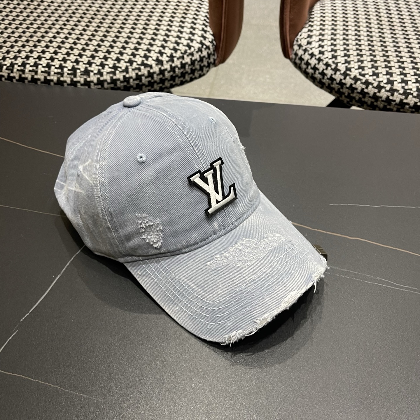 L V 路易威登 春夏新品棒球帽，logo经典简约，破洞时尚休闲设计 跑量新品