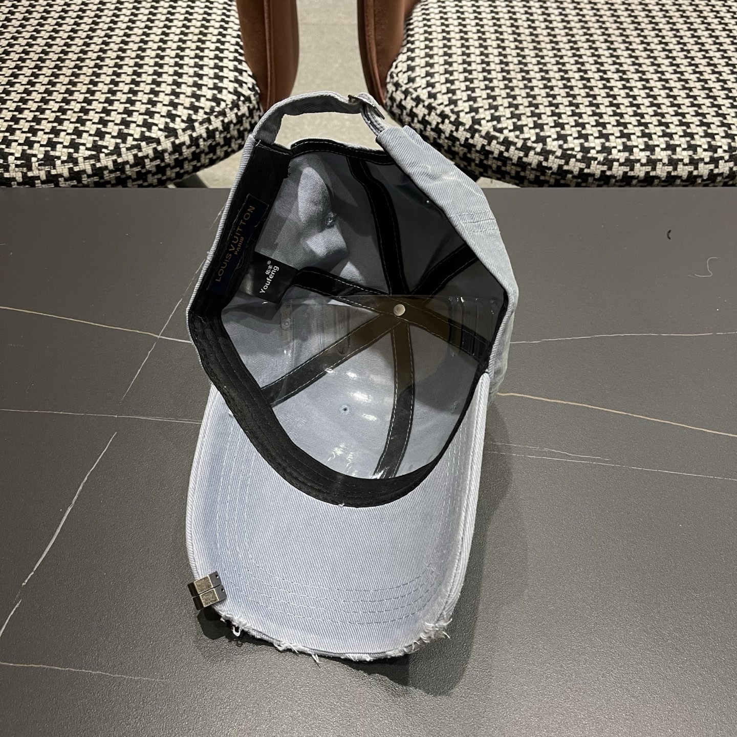 L V 路易威登 春夏新品棒球帽，logo经典简约，破洞时尚休闲设计 跑量新品