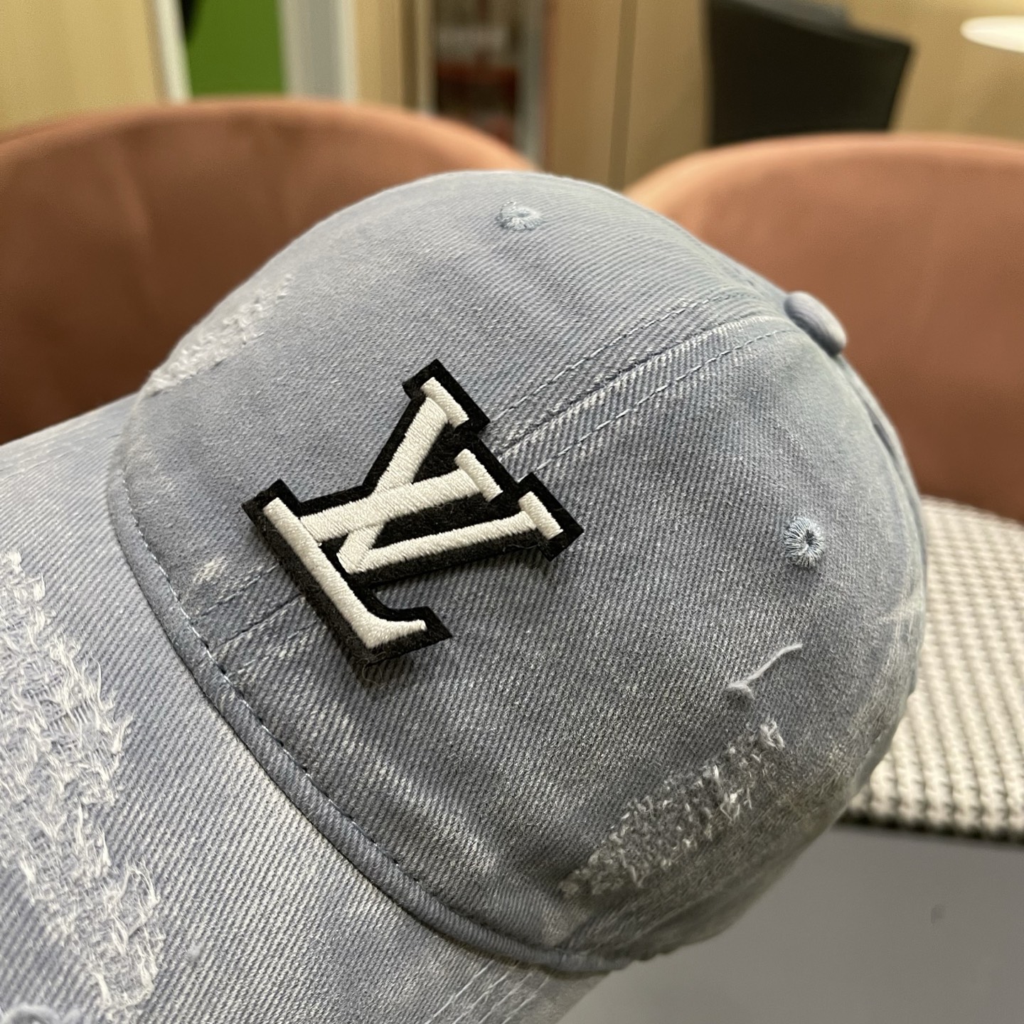 L V 路易威登 春夏新品棒球帽，logo经典简约，破洞时尚休闲设计 跑量新品