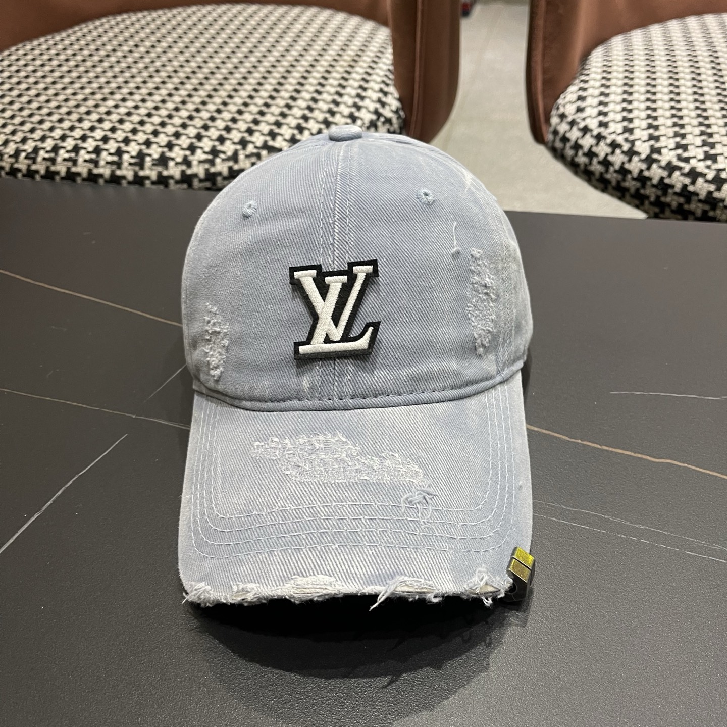 L V 路易威登 春夏新品棒球帽，logo经典简约，破洞时尚休闲设计 跑量新品