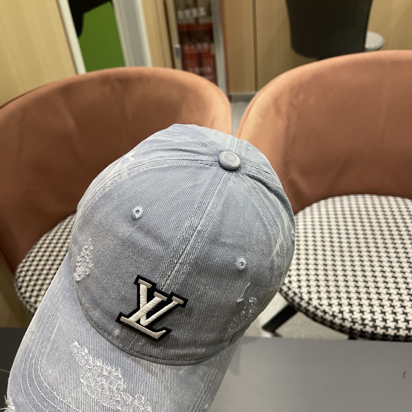 L V 路易威登 春夏新品棒球帽，logo经典简约，破洞时尚休闲设计 跑量新品