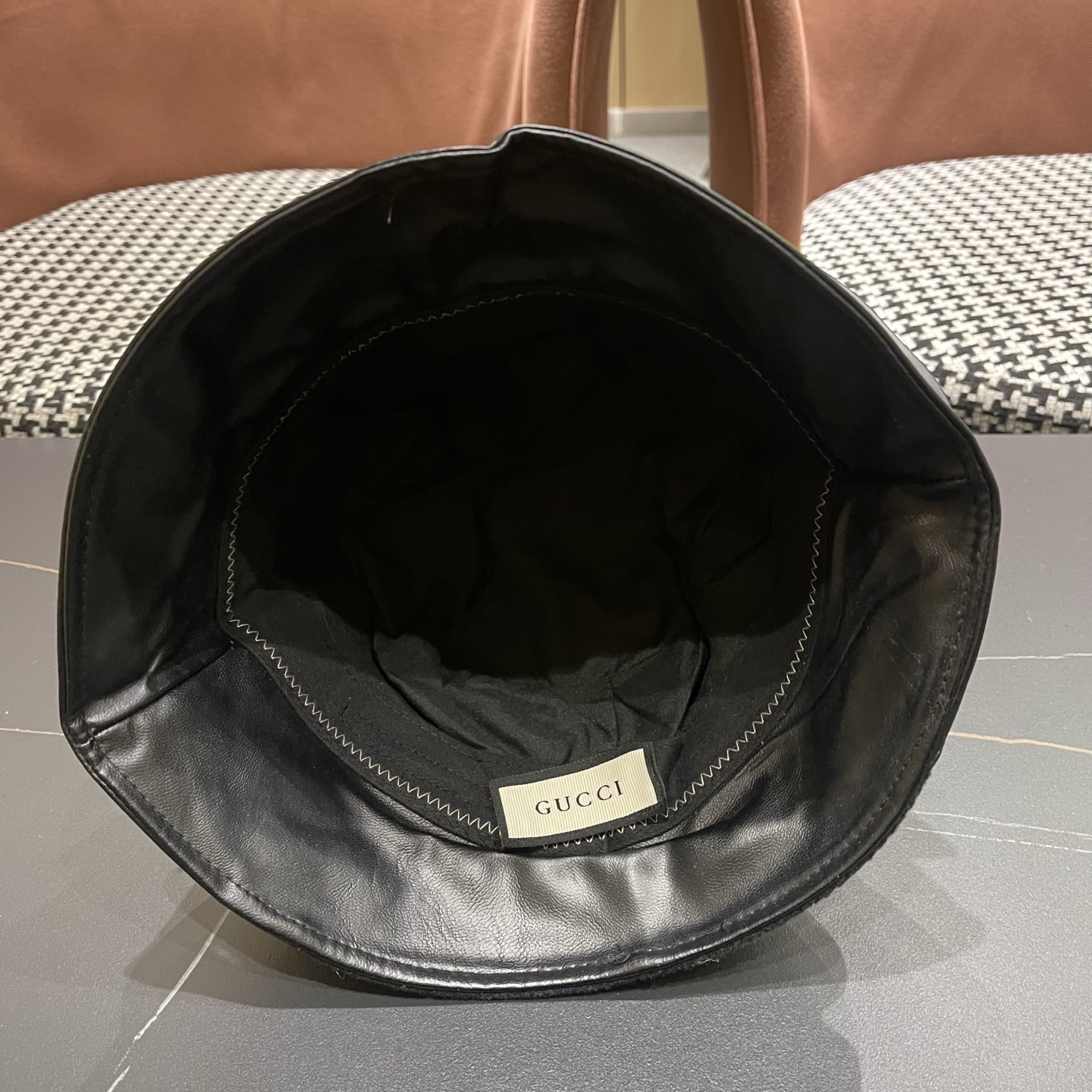 古奇GUCCI 秋新款渔夫帽， 工艺非常精美 高档大气上档次！低调奢华，方便携带！跑量