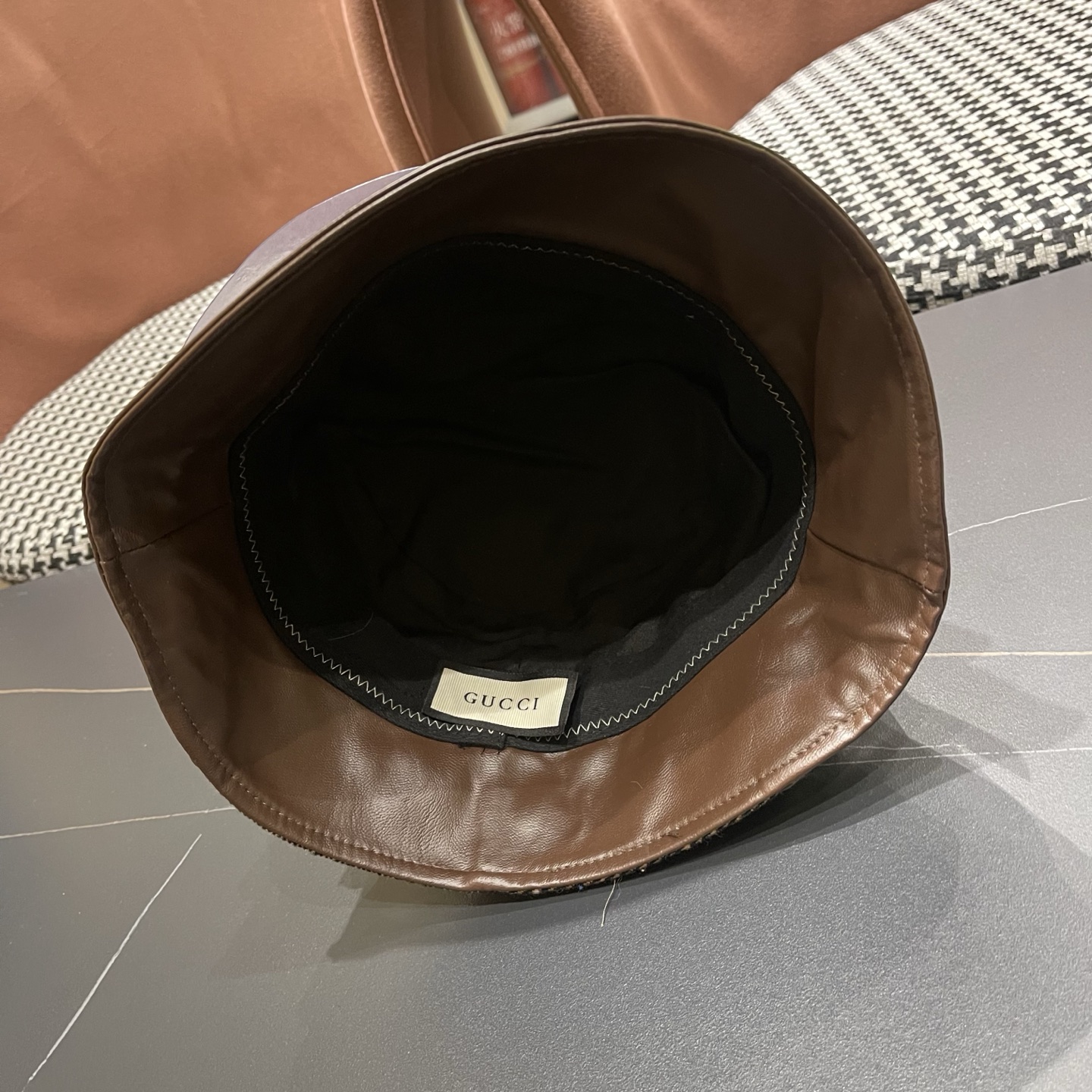 古奇GUCCI 秋新款渔夫帽， 工艺非常精美 高档大气上档次！低调奢华，方便携带！跑量