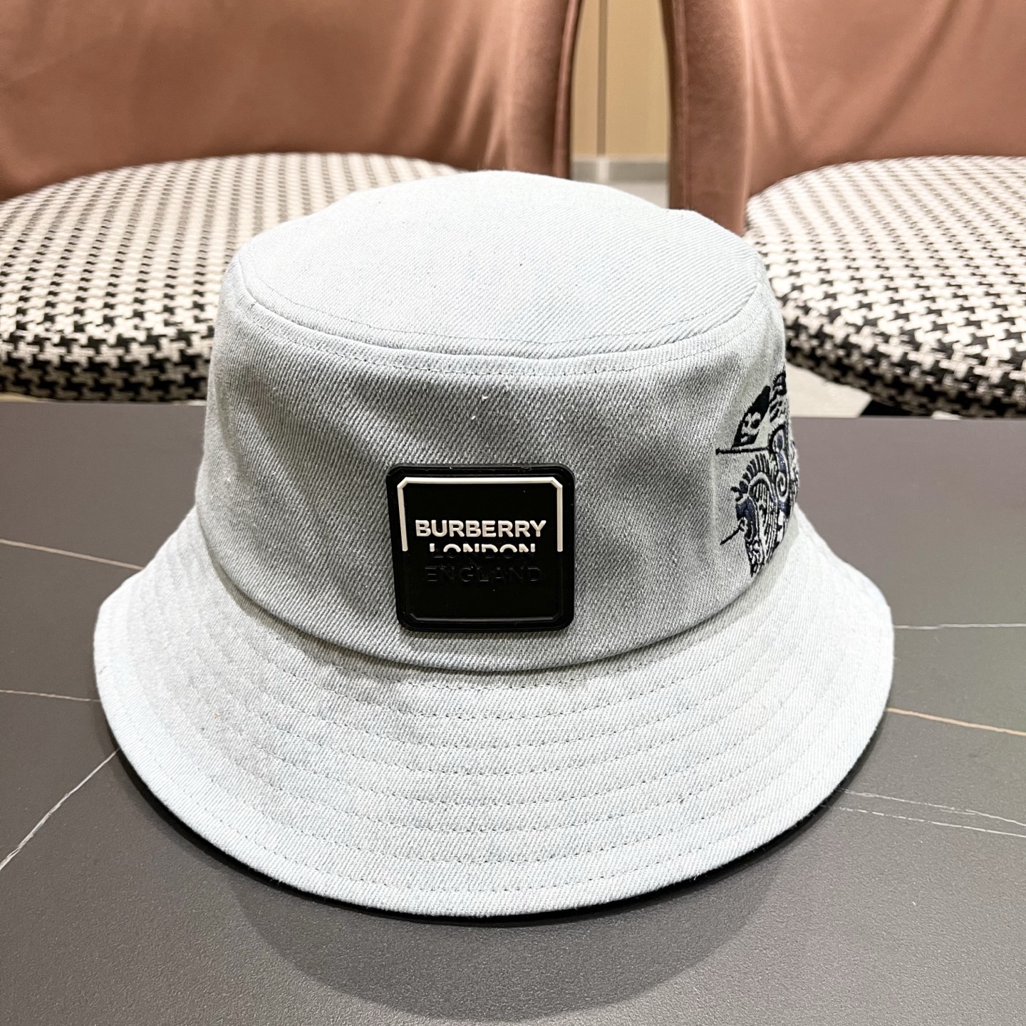 巴宝莉Burberry 2025原单新款牛仔渔夫帽 经典战马简约刺绣原单新品，超喜欢🥰火爆