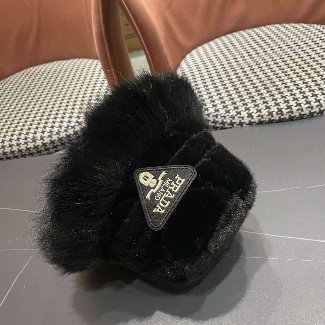 【PRADA普拉达】2025秋冬韩版毛绒渔夫帽🌈 超舒服材质、简约设计经典百搭休闲～