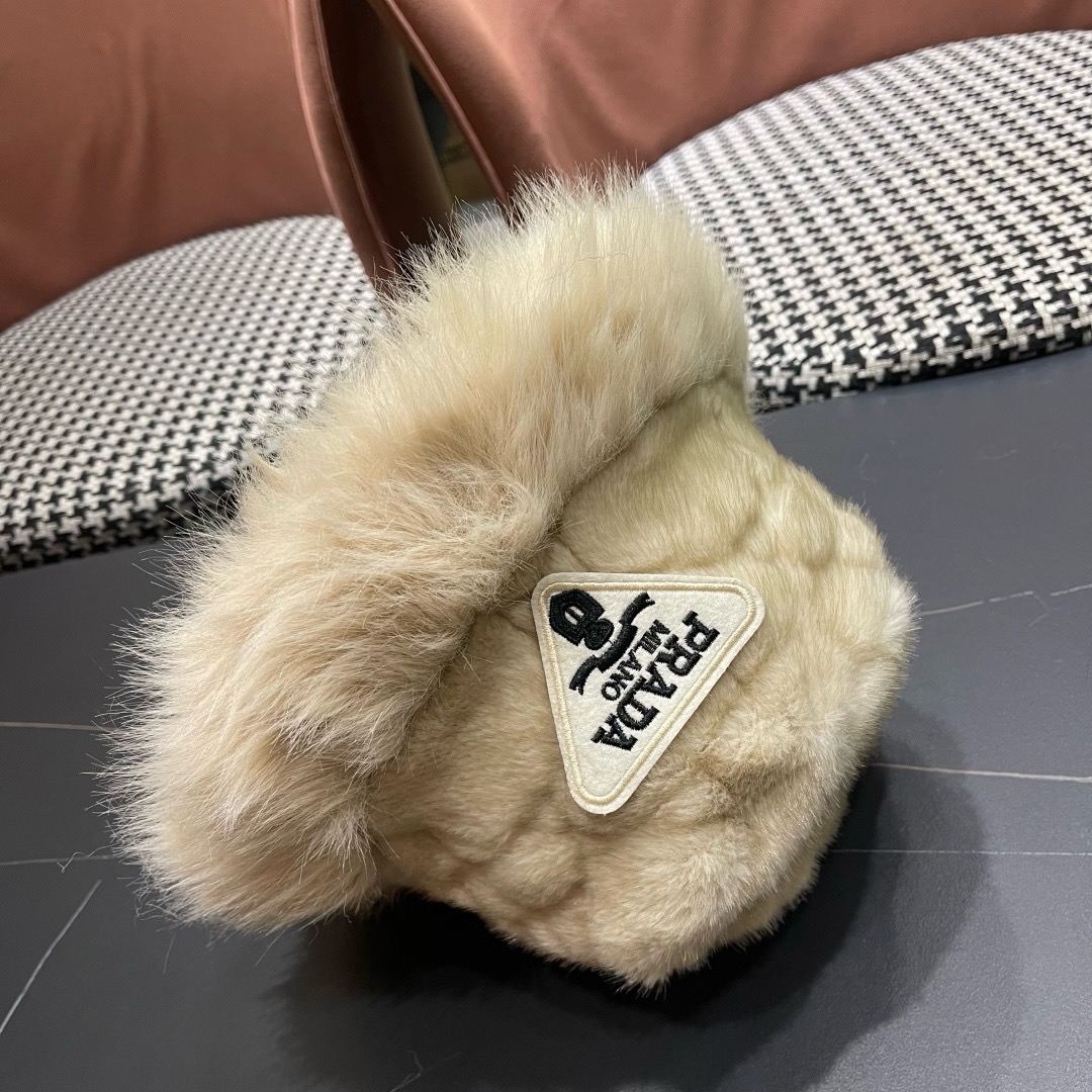 【PRADA普拉达】2025秋冬韩版毛绒渔夫帽🌈 超舒服材质、简约设计经典百搭休闲～