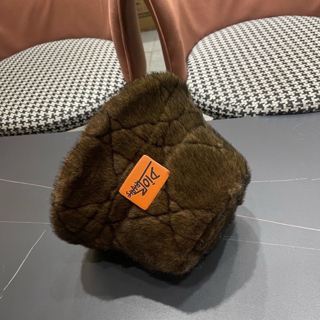 DIOR迪奥2025冬款毛绒绒水桶帽女秋冬季保暖显脸小时尚毛绒渔夫帽子潮