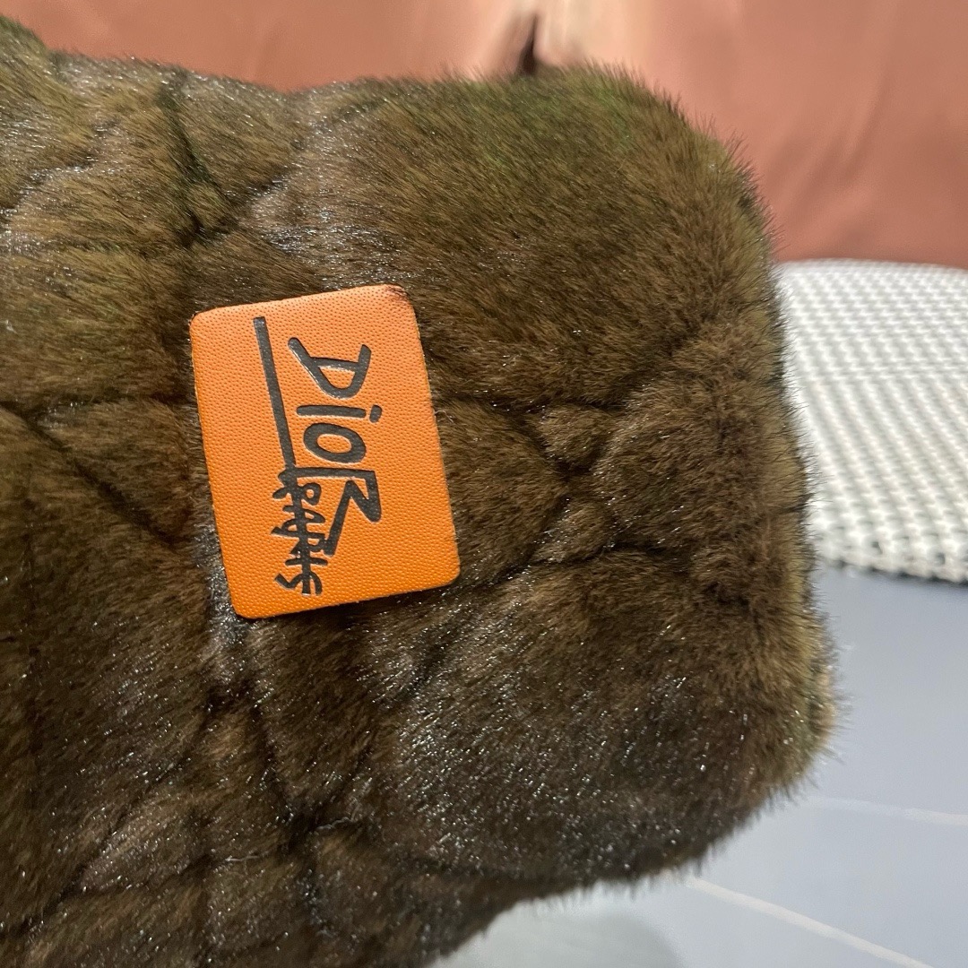 DIOR迪奥2025冬款毛绒绒水桶帽女秋冬季保暖显脸小时尚毛绒渔夫帽子潮