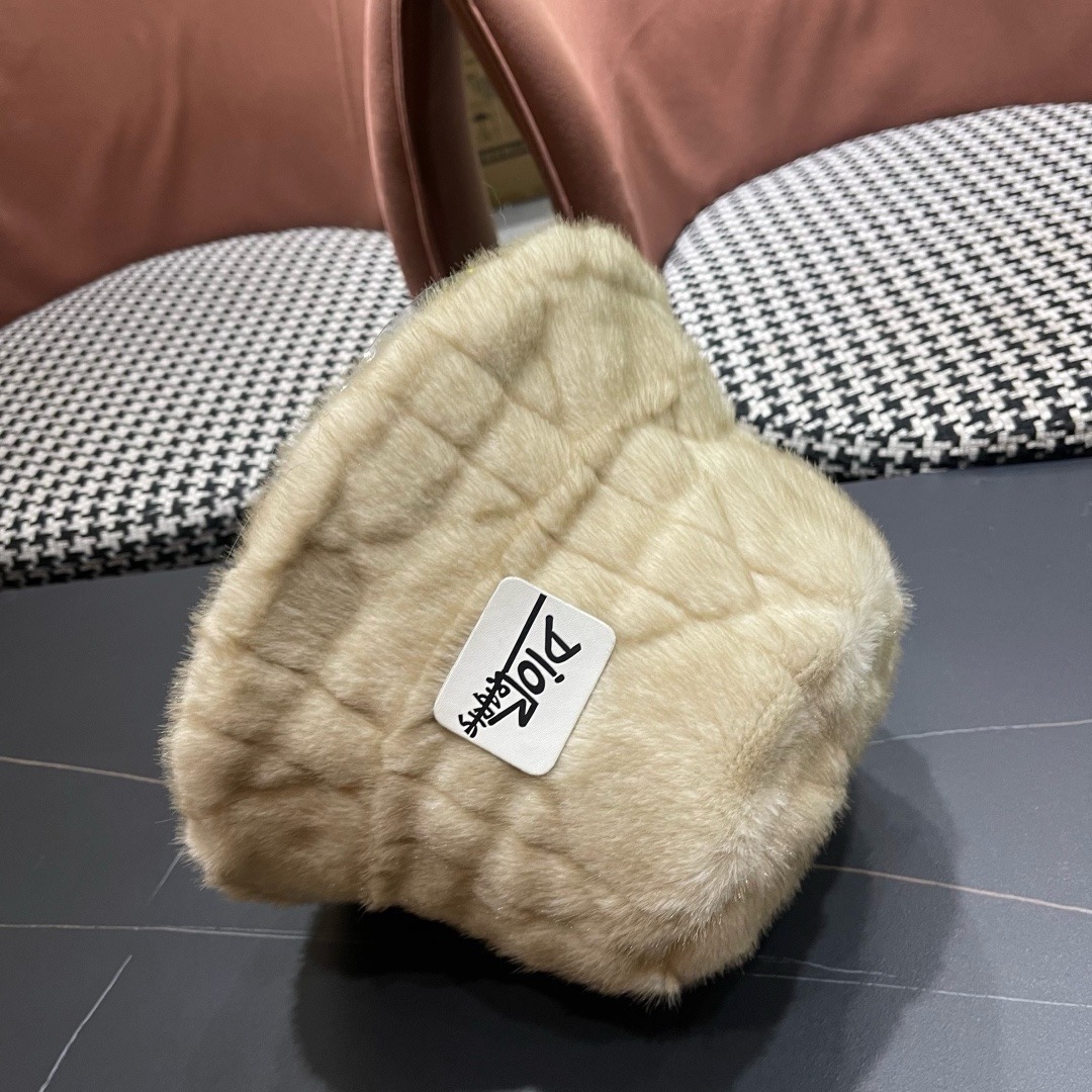 DIOR迪奥2025冬款毛绒绒水桶帽女秋冬季保暖显脸小时尚毛绒渔夫帽子潮