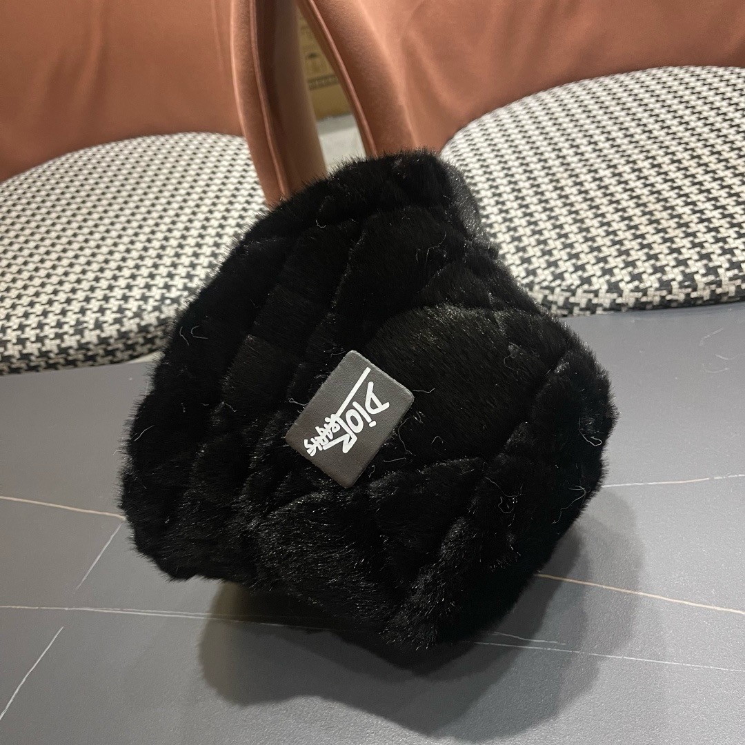 DIOR迪奥2025冬款毛绒绒水桶帽女秋冬季保暖显脸小时尚毛绒渔夫帽子潮