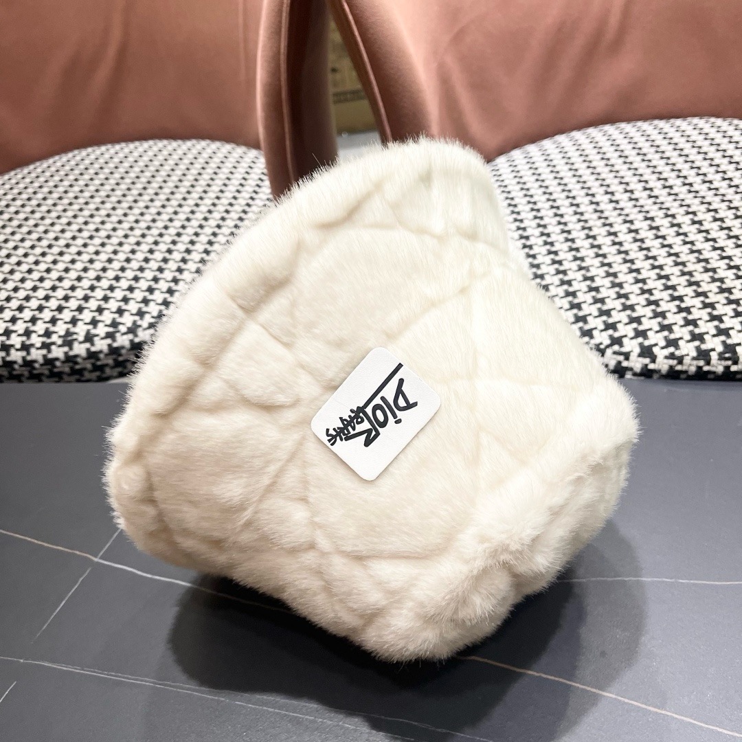 DIOR迪奥2025冬款毛绒绒水桶帽女秋冬季保暖显脸小时尚毛绒渔夫帽子潮