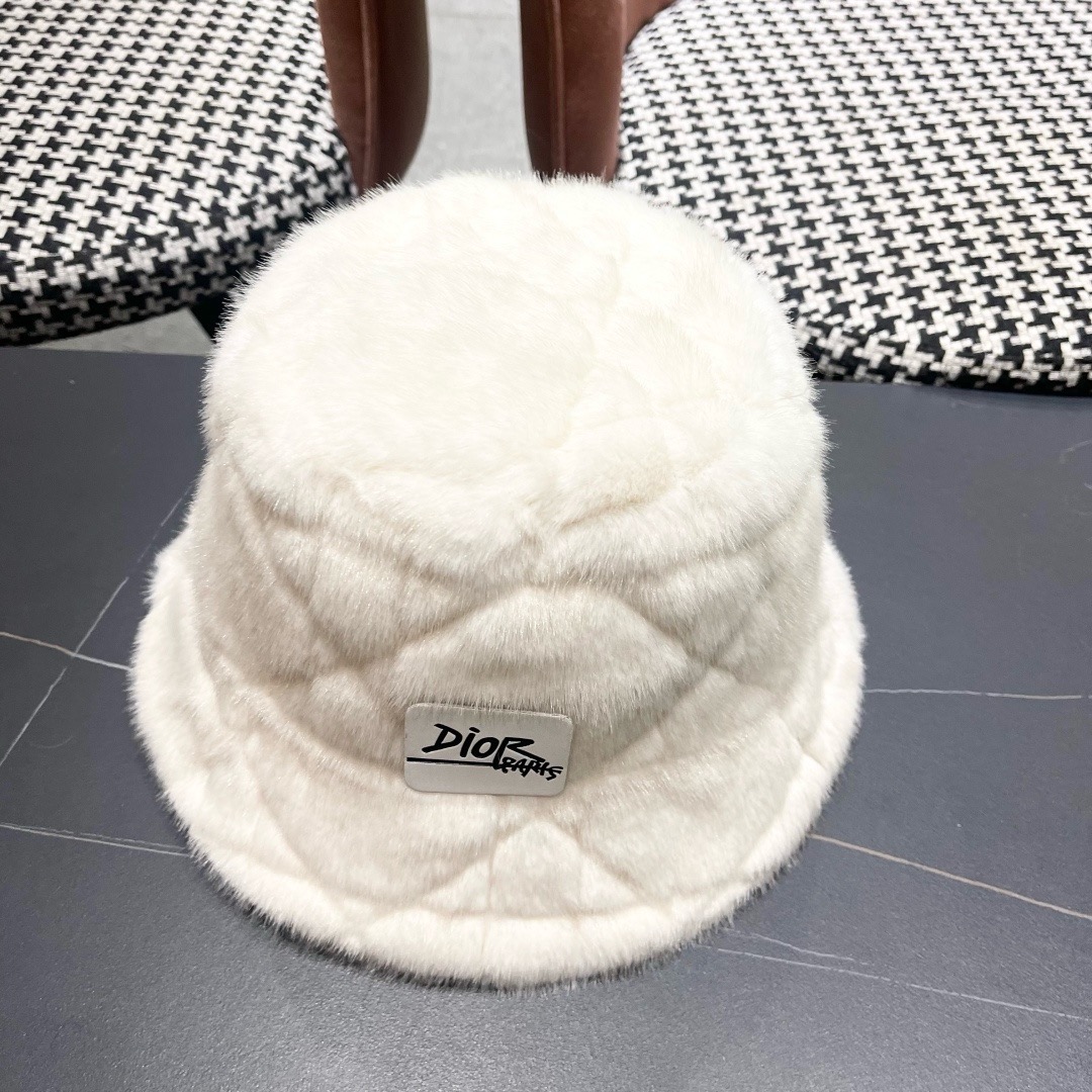 DIOR迪奥2025冬款毛绒绒水桶帽女秋冬季保暖显脸小时尚毛绒渔夫帽子潮