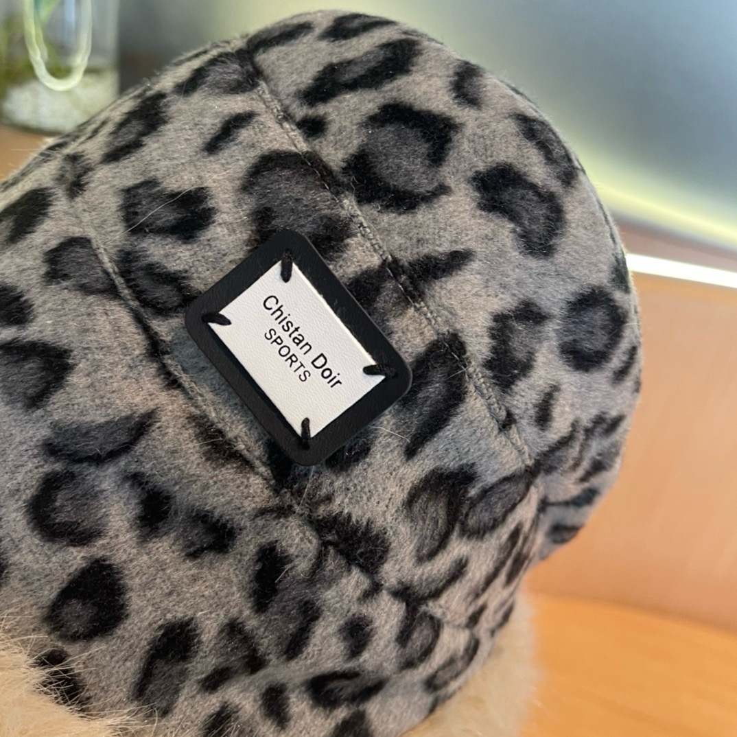 迪奥DIOR 帽子女秋冬不规则豹纹保暖护耳显脸小水桶帽韩版百搭加厚毛绒渔夫帽潮