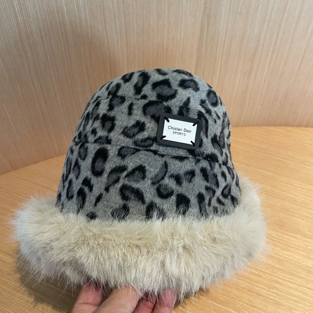 迪奥DIOR 帽子女秋冬不规则豹纹保暖护耳显脸小水桶帽韩版百搭加厚毛绒渔夫帽潮