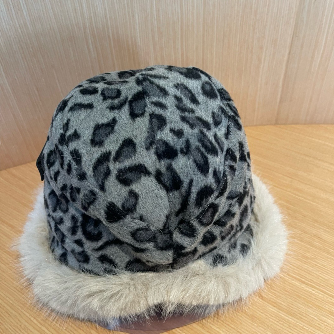 迪奥DIOR 帽子女秋冬不规则豹纹保暖护耳显脸小水桶帽韩版百搭加厚毛绒渔夫帽潮
