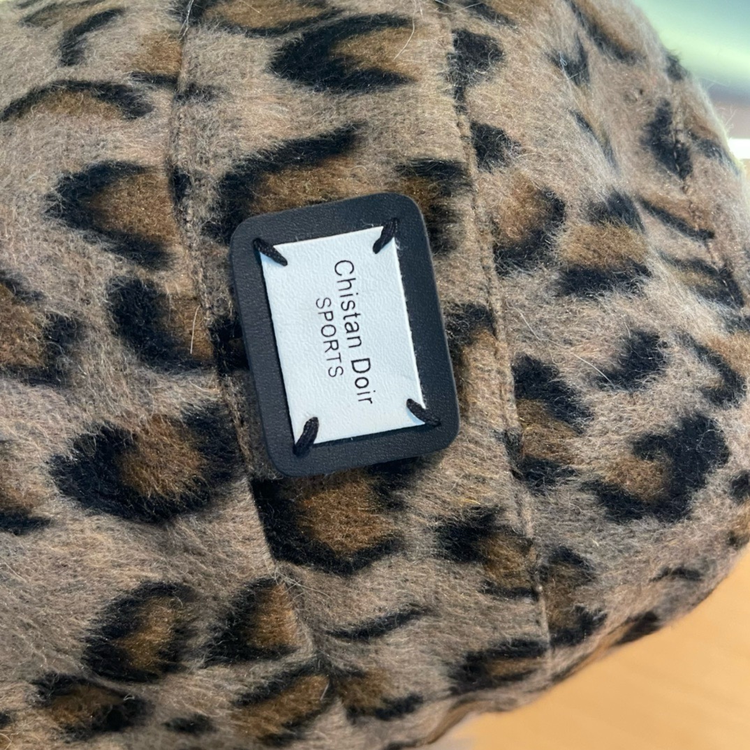 迪奥DIOR 帽子女秋冬不规则豹纹保暖护耳显脸小水桶帽韩版百搭加厚毛绒渔夫帽潮