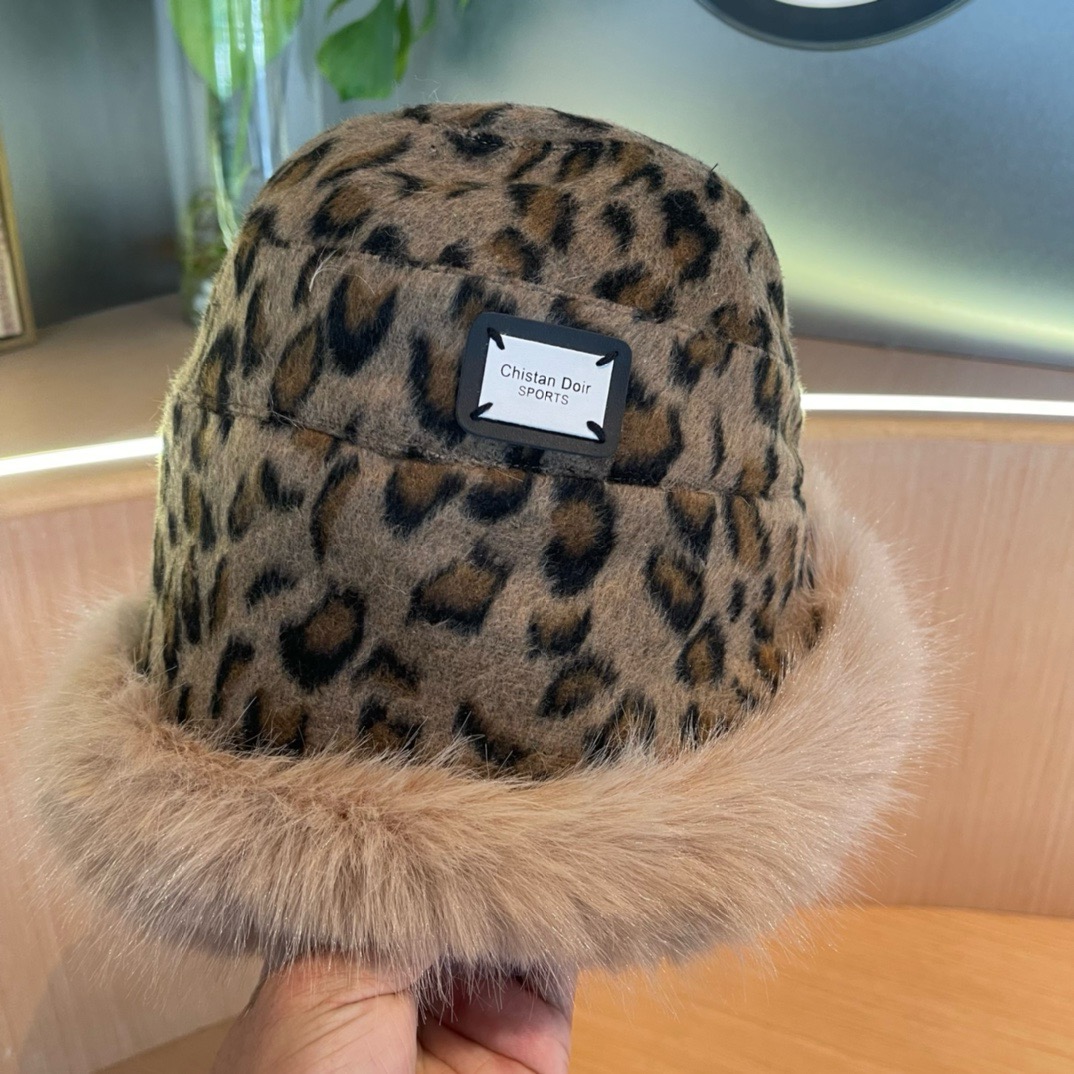 迪奥DIOR 帽子女秋冬不规则豹纹保暖护耳显脸小水桶帽韩版百搭加厚毛绒渔夫帽潮