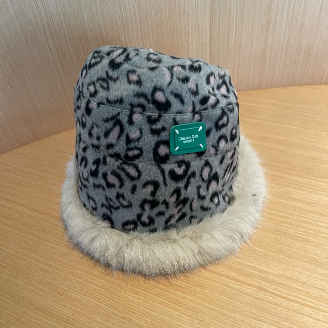 迪奥DIOR 帽子女秋冬不规则豹纹保暖护耳显脸小水桶帽韩版百搭加厚毛绒渔夫帽潮
