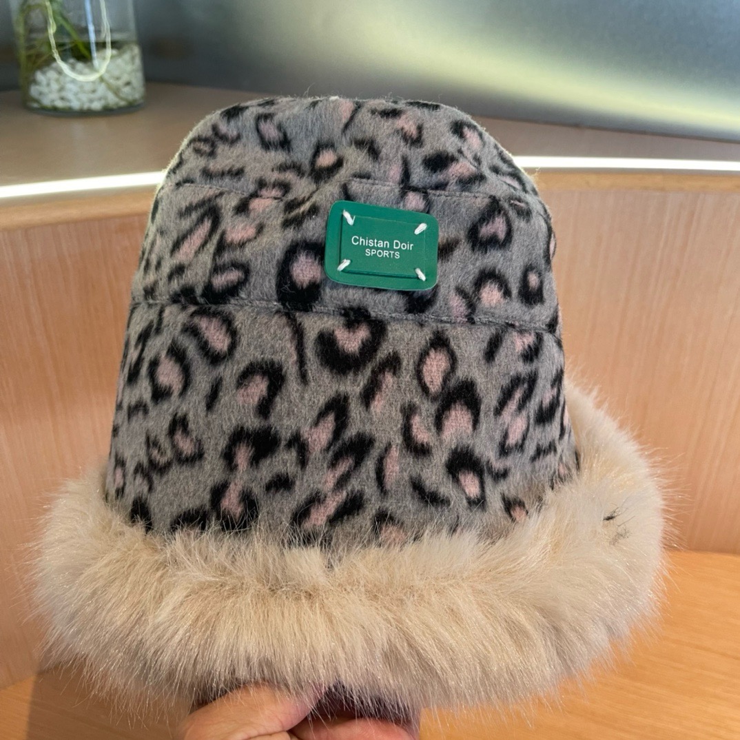 迪奥DIOR 帽子女秋冬不规则豹纹保暖护耳显脸小水桶帽韩版百搭加厚毛绒渔夫帽潮