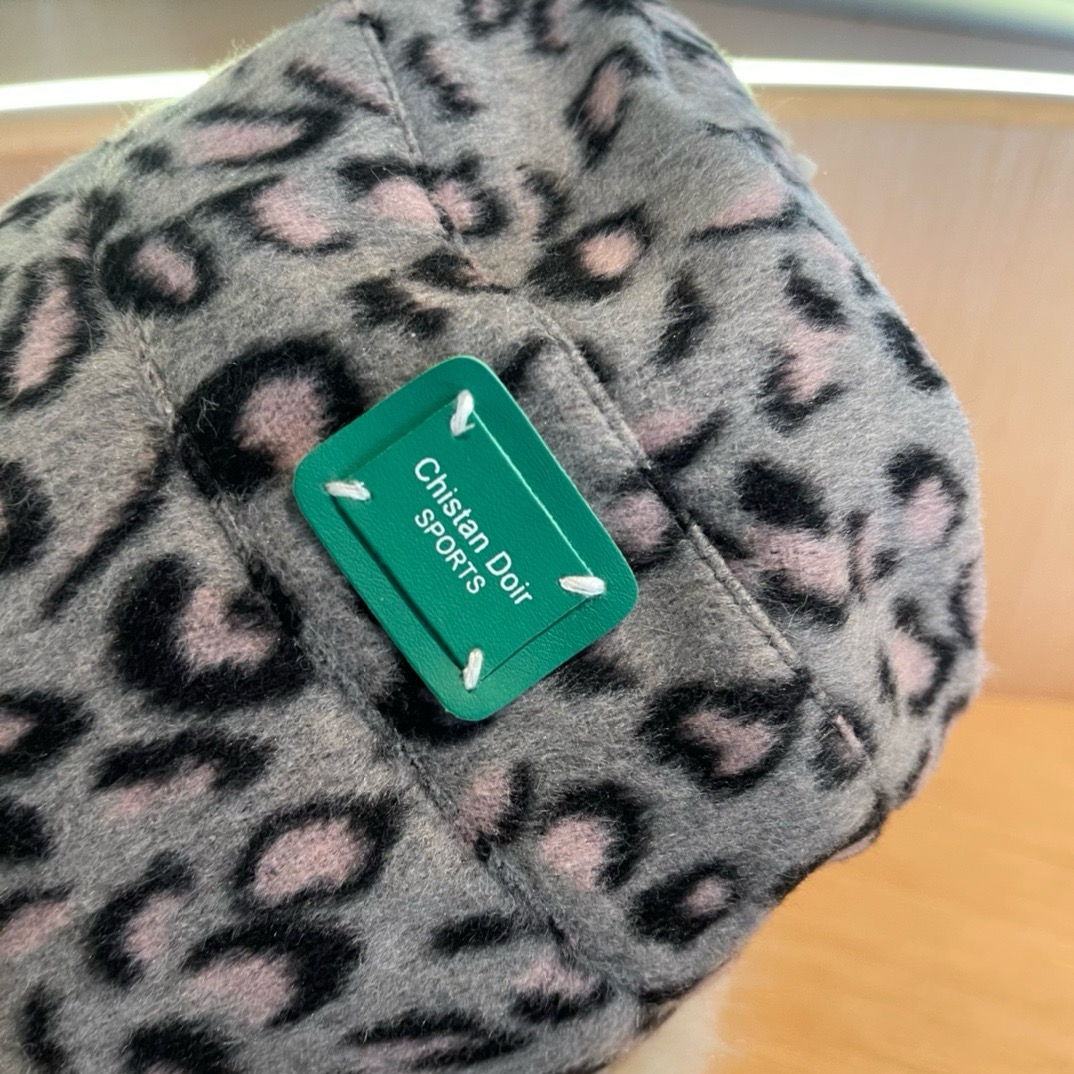 迪奥DIOR 帽子女秋冬不规则豹纹保暖护耳显脸小水桶帽韩版百搭加厚毛绒渔夫帽潮