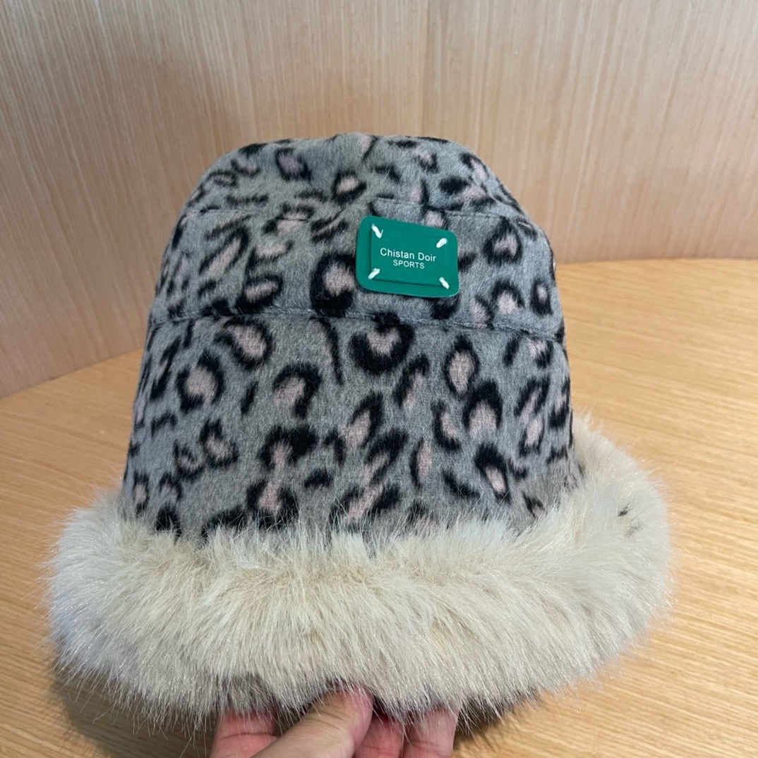 迪奥DIOR 帽子女秋冬不规则豹纹保暖护耳显脸小水桶帽韩版百搭加厚毛绒渔夫帽潮