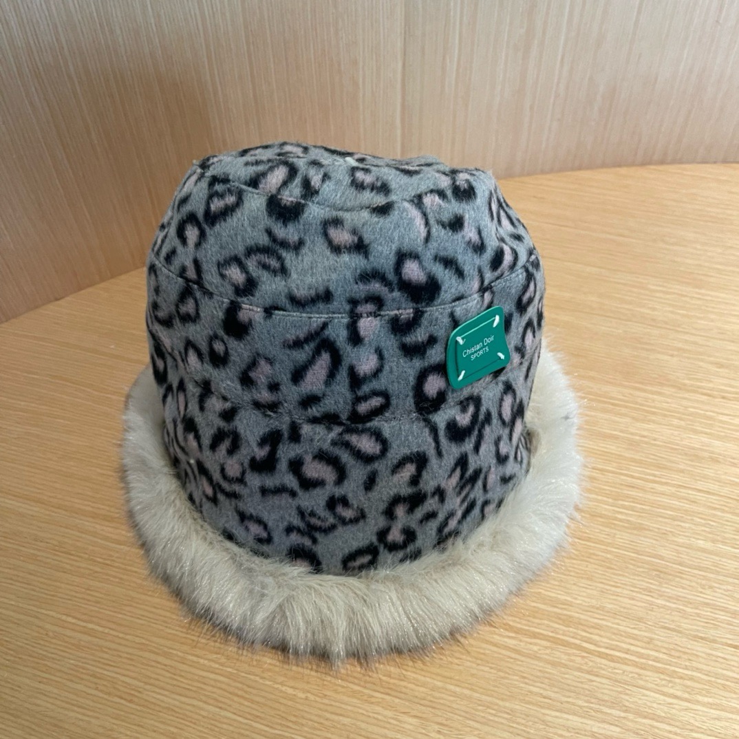 迪奥DIOR 帽子女秋冬不规则豹纹保暖护耳显脸小水桶帽韩版百搭加厚毛绒渔夫帽潮