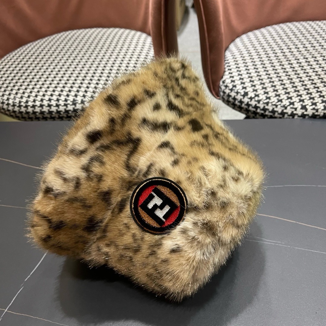 芬迪fendl2025新款豹纹保暖毛绒盆帽网红秋冬渔夫帽加厚加绒小众女款复古百搭毛