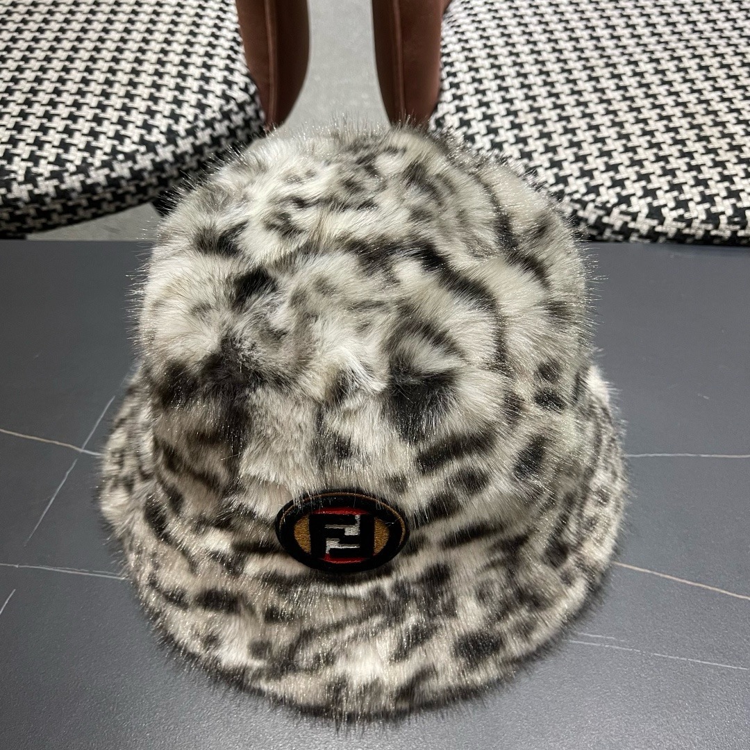 芬迪fendl2025新款豹纹保暖毛绒盆帽网红秋冬渔夫帽加厚加绒小众女款复古百搭毛
