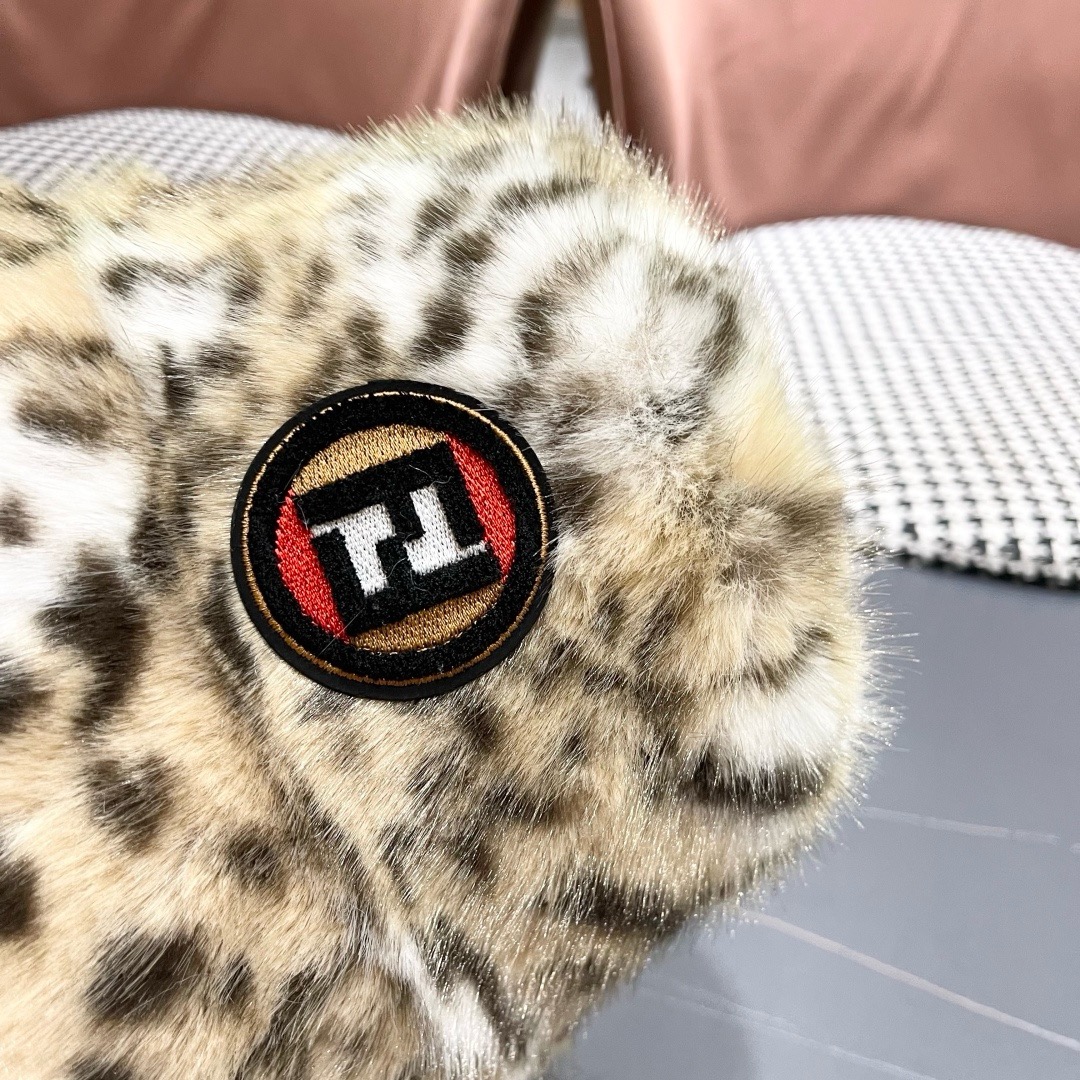 芬迪fendl2025新款豹纹保暖毛绒盆帽网红秋冬渔夫帽加厚加绒小众女款复古百搭毛