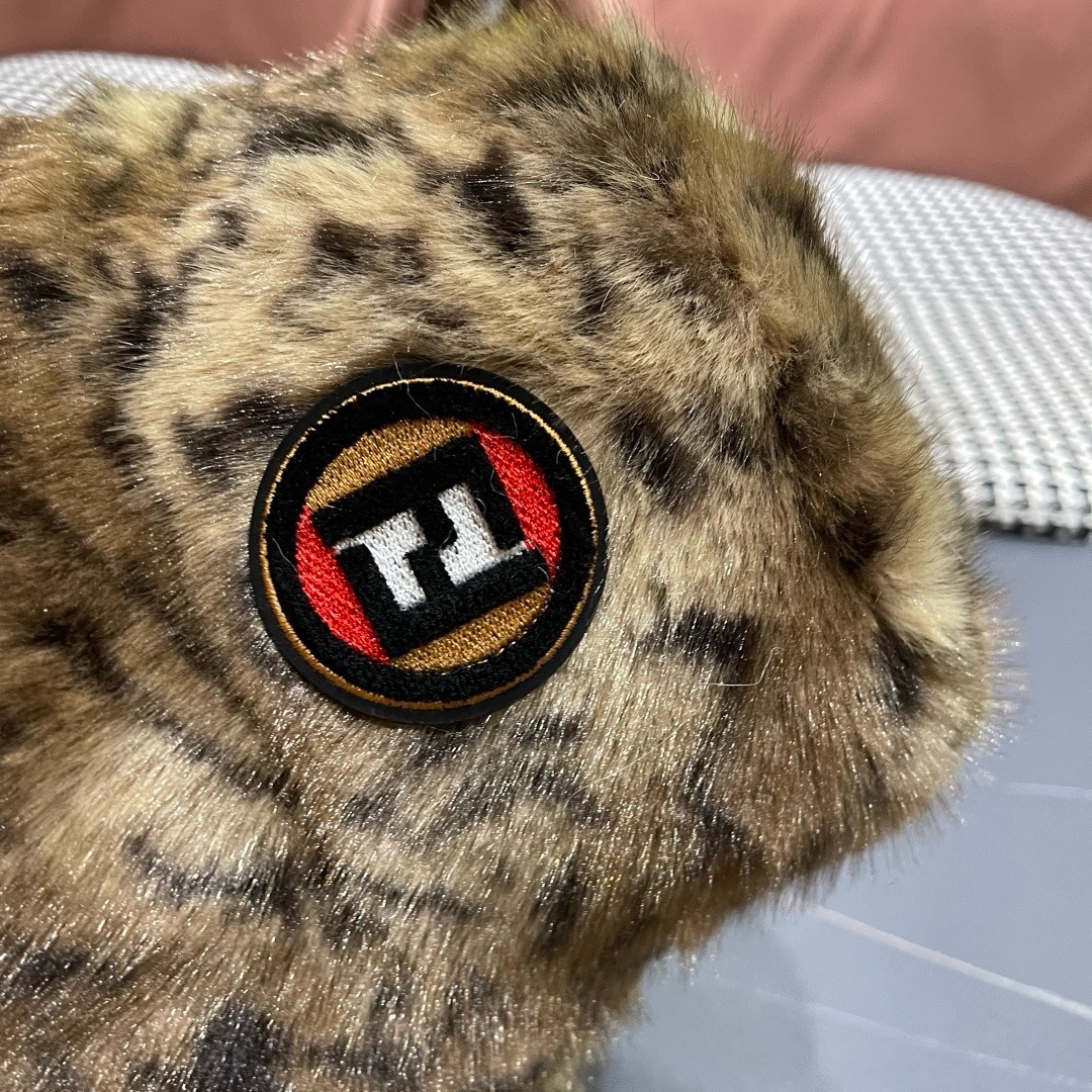 芬迪fendl2025新款豹纹保暖毛绒盆帽网红秋冬渔夫帽加厚加绒小众女款复古百搭毛