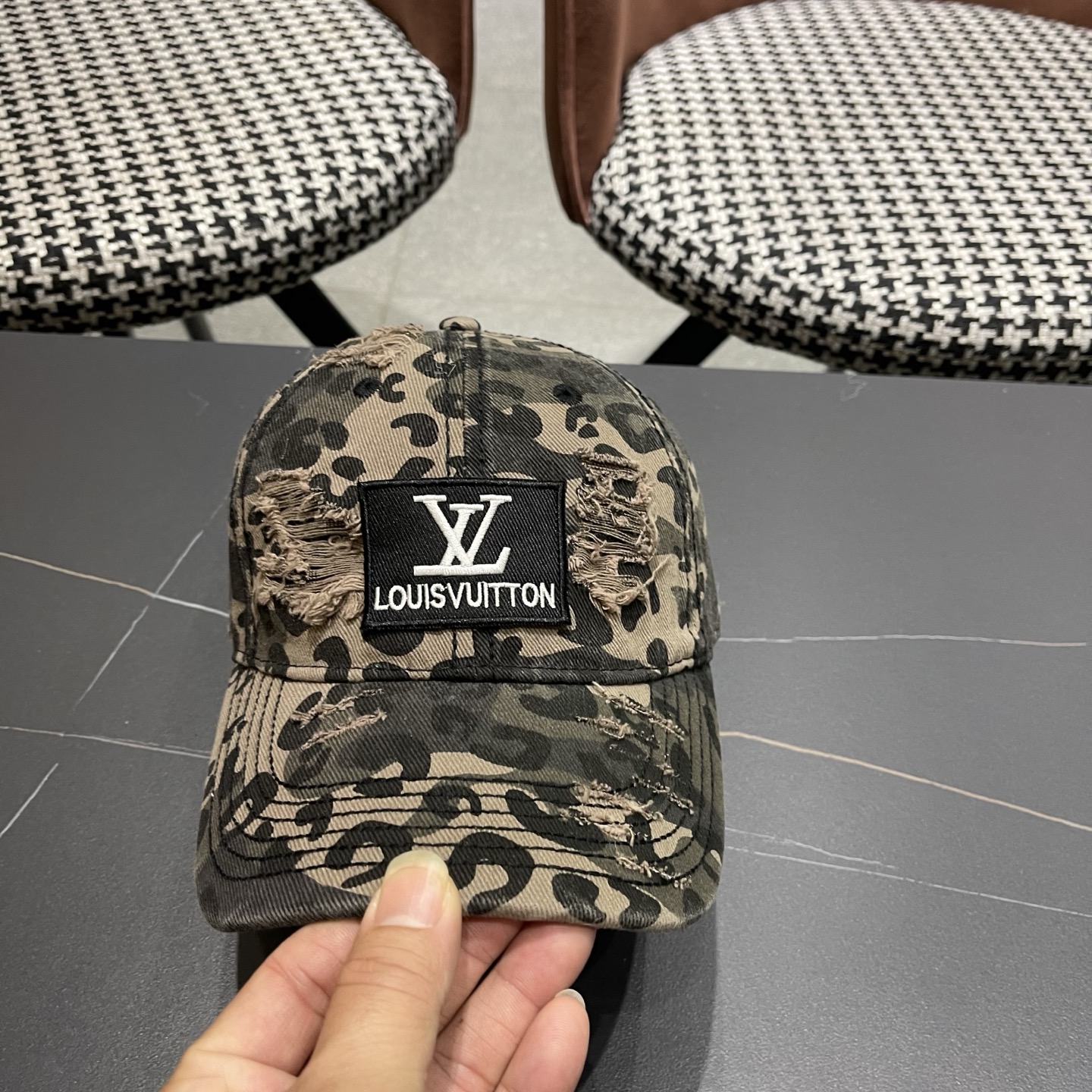 LV 路易威登 美式做旧废土风破洞迷彩棒球帽男女 个性街头嘻哈水洗纯棉鸭舌帽子