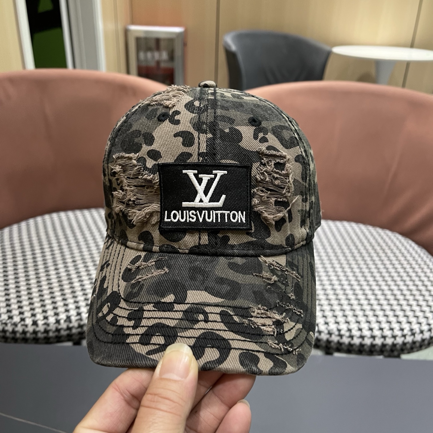 LV 路易威登 美式做旧废土风破洞迷彩棒球帽男女 个性街头嘻哈水洗纯棉鸭舌帽子