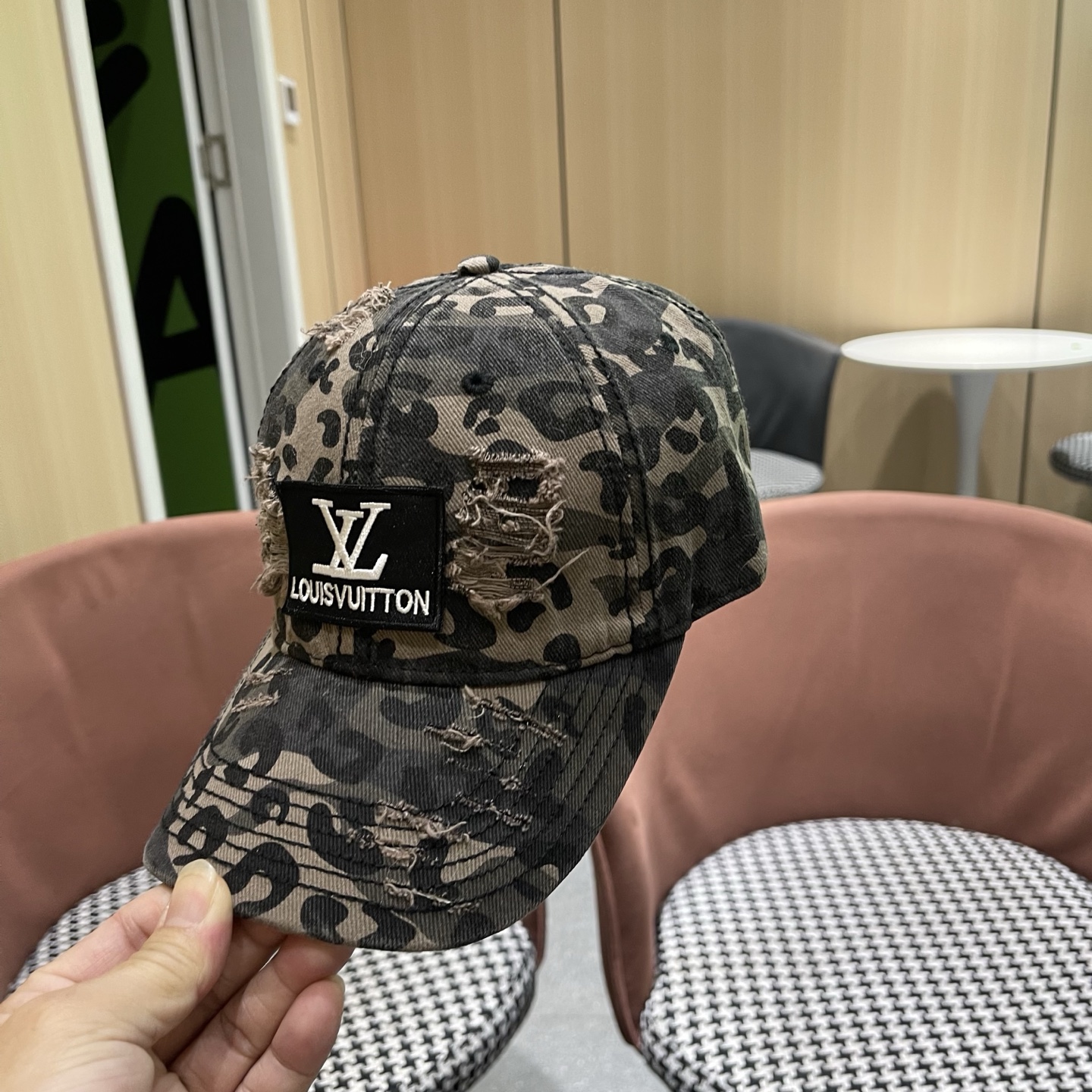 LV 路易威登 美式做旧废土风破洞迷彩棒球帽男女 个性街头嘻哈水洗纯棉鸭舌帽子