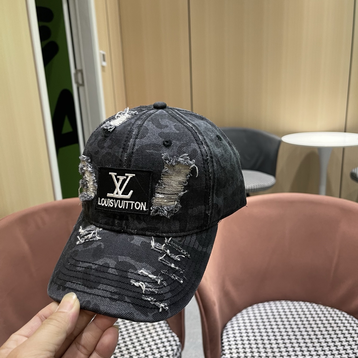 LV 路易威登 美式做旧废土风破洞迷彩棒球帽男女 个性街头嘻哈水洗纯棉鸭舌帽子