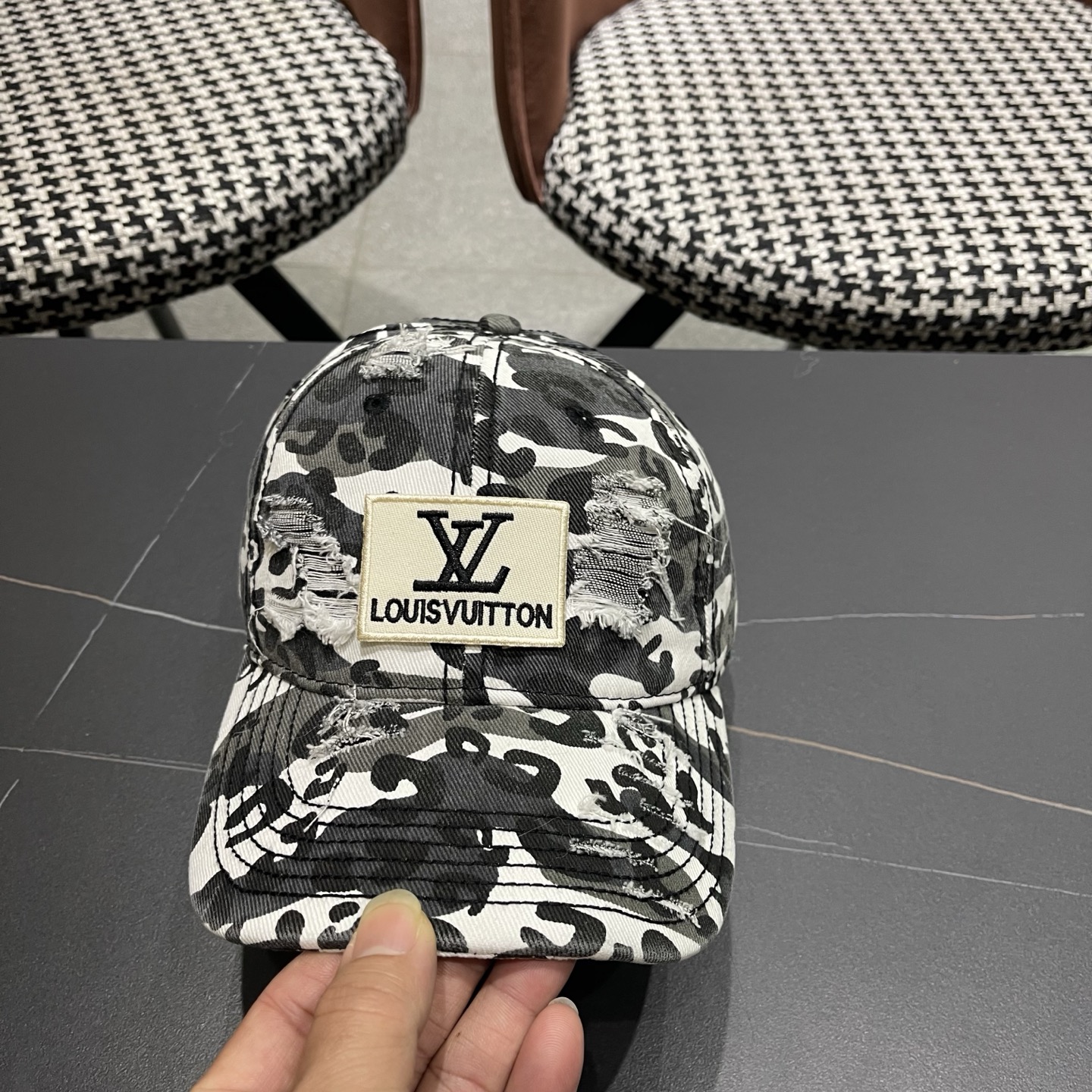 LV 路易威登 美式做旧废土风破洞迷彩棒球帽男女 个性街头嘻哈水洗纯棉鸭舌帽子