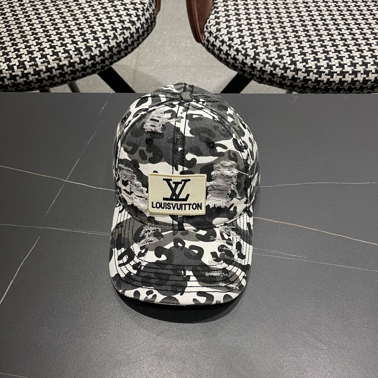 LV 路易威登 美式做旧废土风破洞迷彩棒球帽男女 个性街头嘻哈水洗纯棉鸭舌帽子