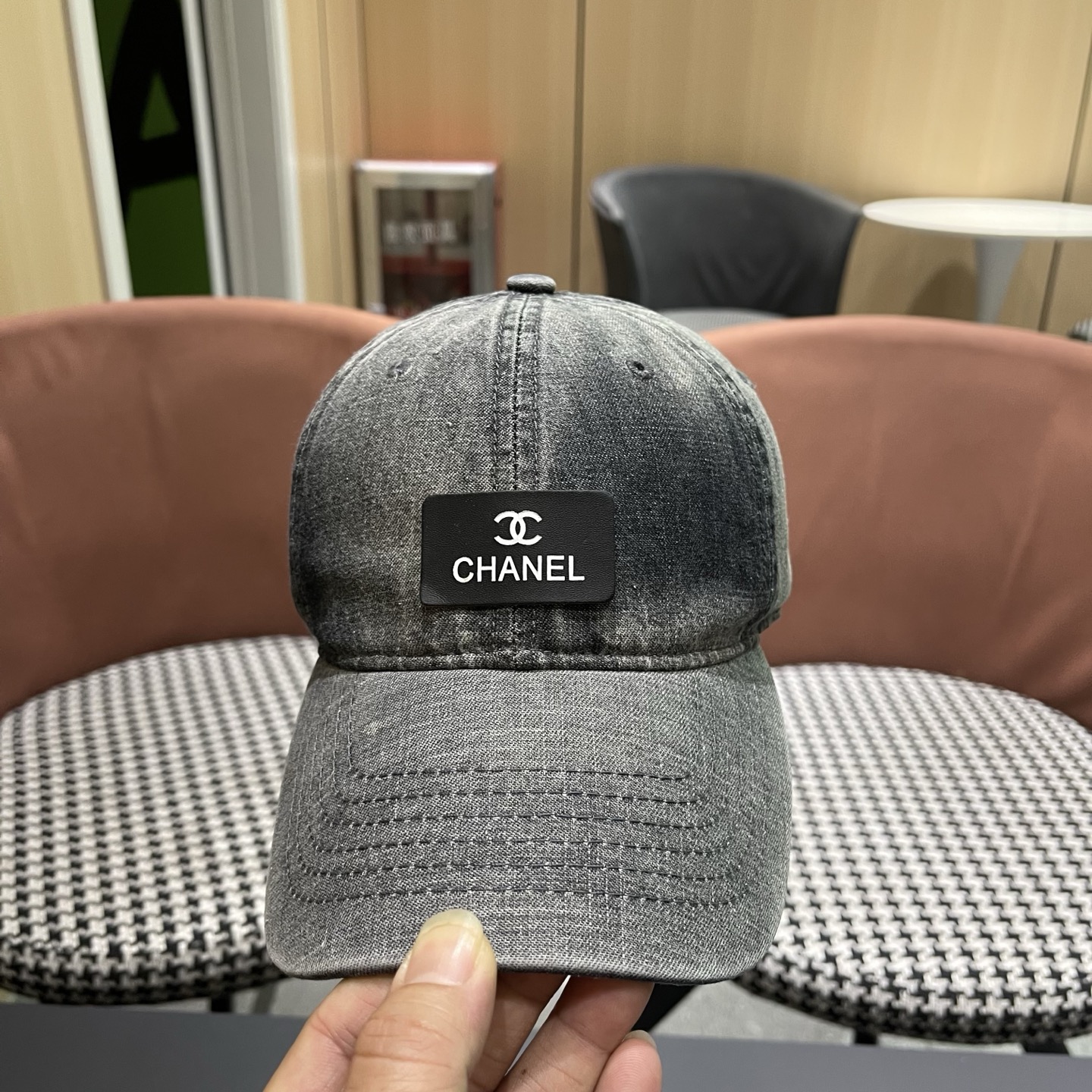 Chanel 牛仔棒球帽，质地坚韧且富有质感，无论是搭配休闲装还是运动装，都能轻松提升整体造型的 感 ，是 爱好者不容错过的潮流单品