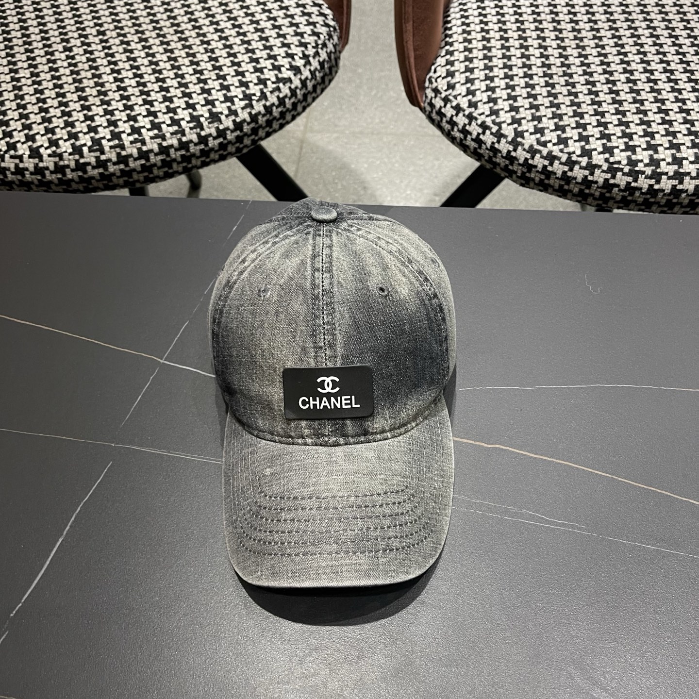 Chanel 牛仔棒球帽，质地坚韧且富有质感，无论是搭配休闲装还是运动装，都能轻松提升整体造型的 感 ，是 爱好者不容错过的潮流单品