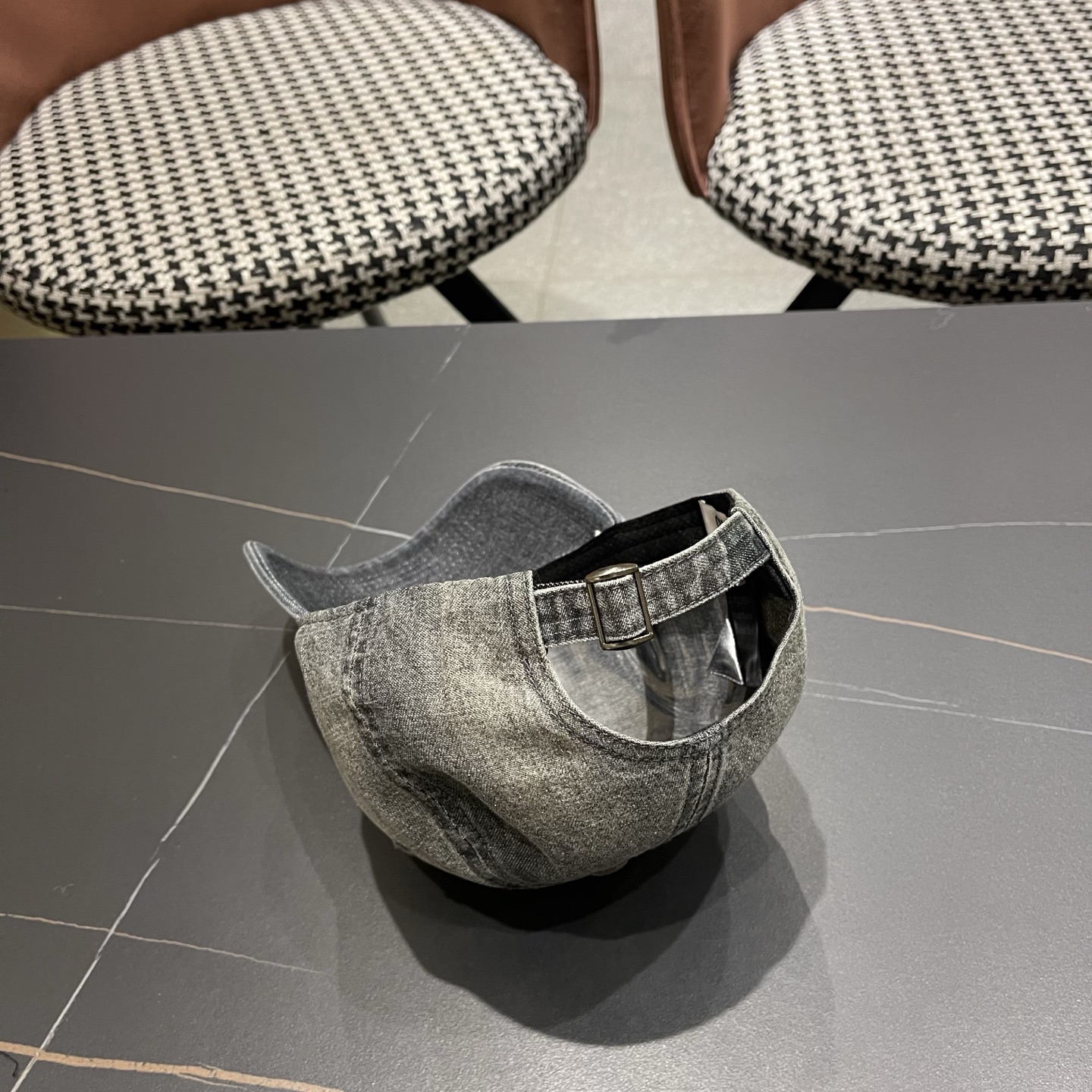 Chanel 牛仔棒球帽，质地坚韧且富有质感，无论是搭配休闲装还是运动装，都能轻松提升整体造型的 感 ，是 爱好者不容错过的潮流单品