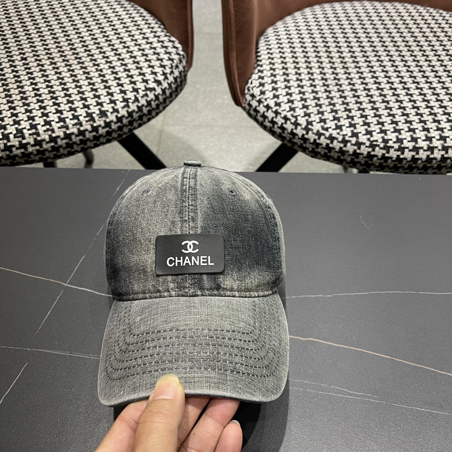 Chanel 牛仔棒球帽，质地坚韧且富有质感，无论是搭配休闲装还是运动装，都能轻松提升整体造型的 感 ，是 爱好者不容错过的潮流单品