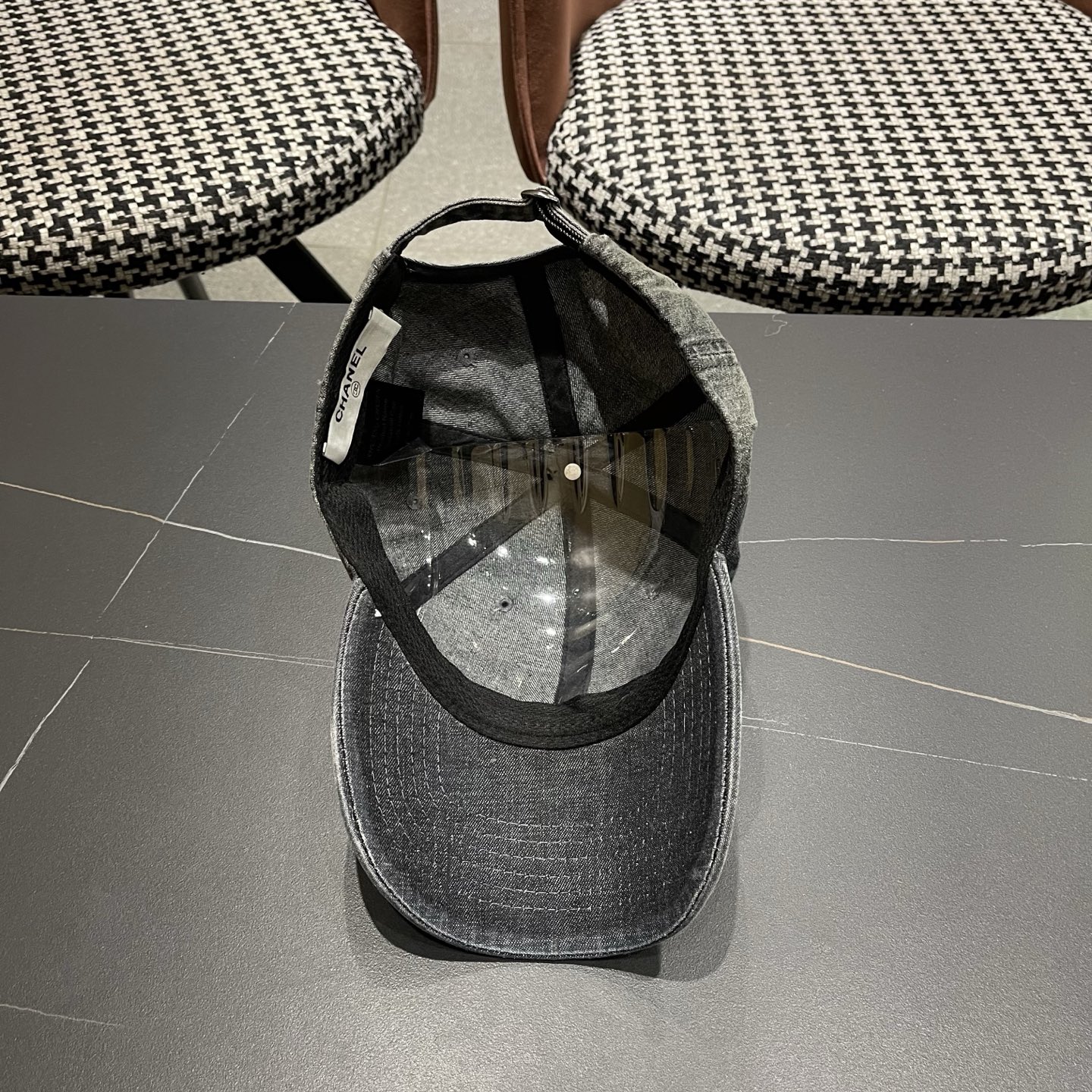 Chanel 牛仔棒球帽，质地坚韧且富有质感，无论是搭配休闲装还是运动装，都能轻松提升整体造型的 感 ，是 爱好者不容错过的潮流单品