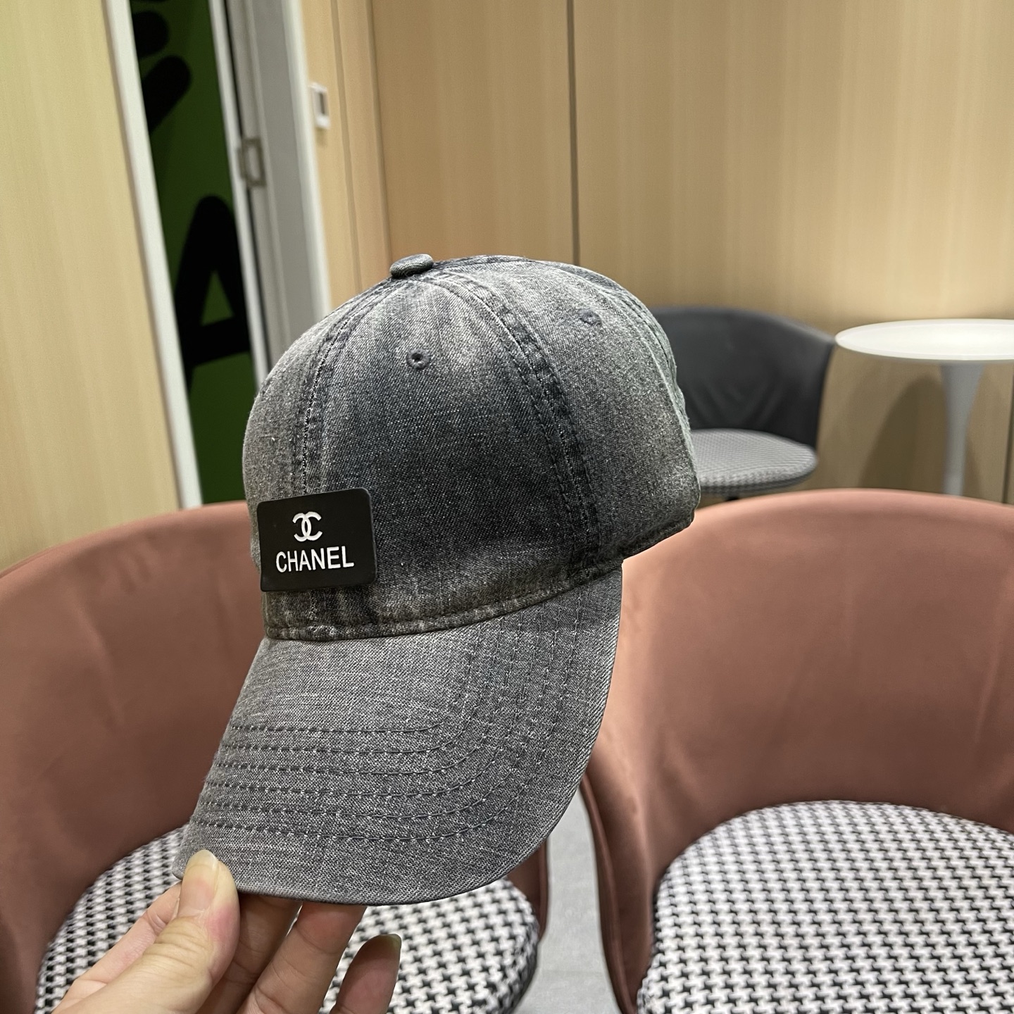 Chanel 牛仔棒球帽，质地坚韧且富有质感，无论是搭配休闲装还是运动装，都能轻松提升整体造型的 感 ，是 爱好者不容错过的潮流单品