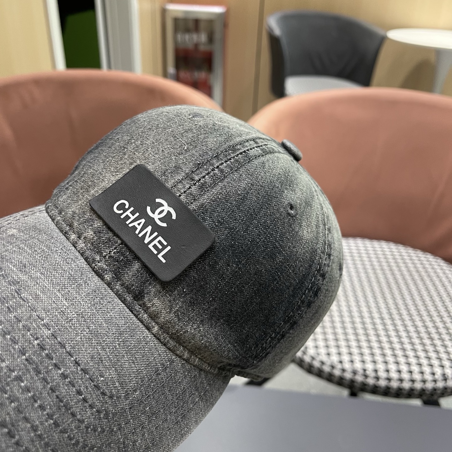 Chanel 牛仔棒球帽，质地坚韧且富有质感，无论是搭配休闲装还是运动装，都能轻松提升整体造型的 感 ，是 爱好者不容错过的潮流单品