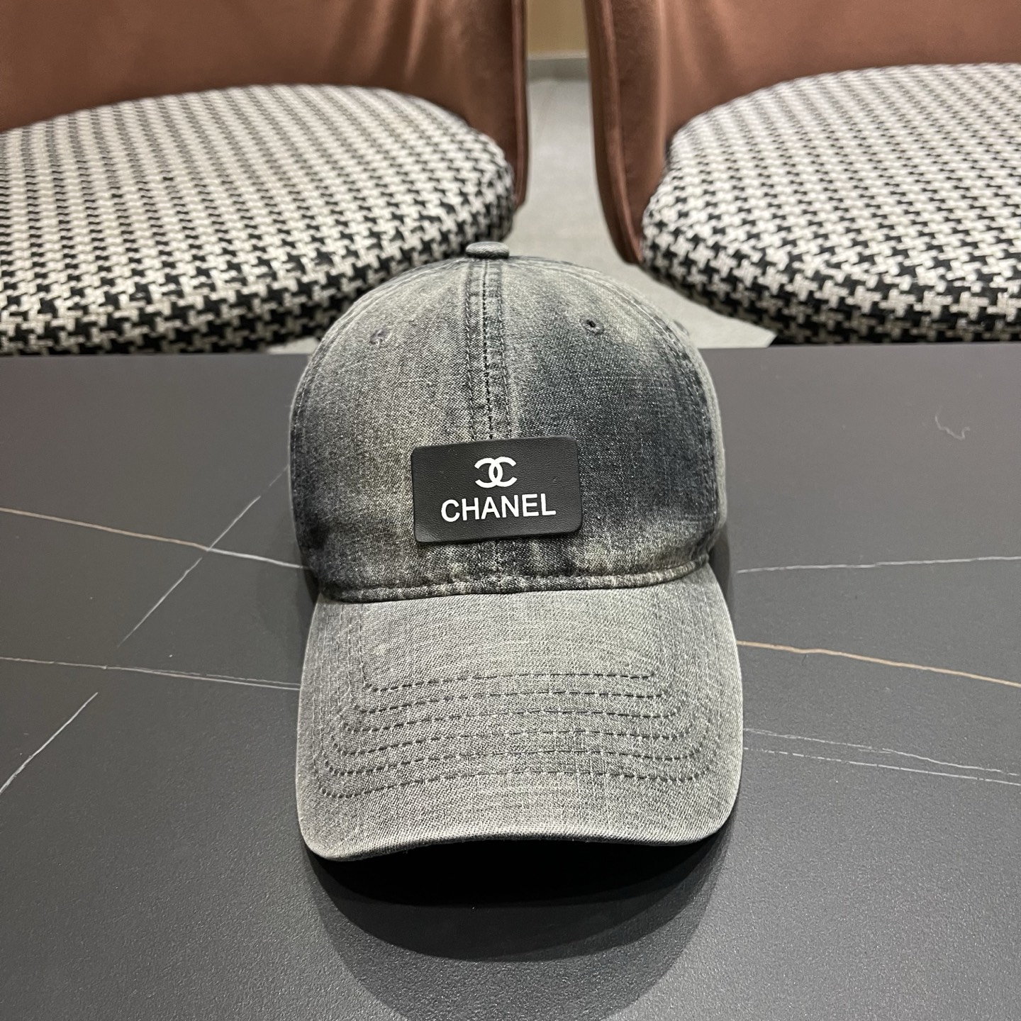 Chanel 牛仔棒球帽，质地坚韧且富有质感，无论是搭配休闲装还是运动装，都能轻松提升整体造型的 感 ，是 爱好者不容错过的潮流单品