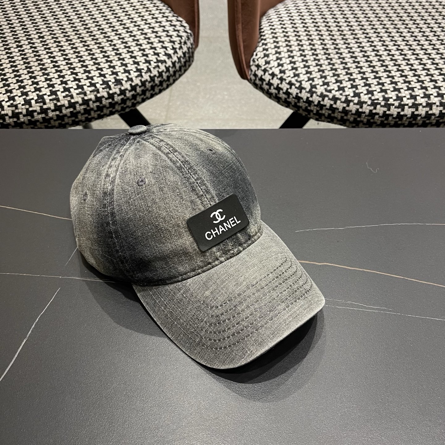 Chanel 牛仔棒球帽，质地坚韧且富有质感，无论是搭配休闲装还是运动装，都能轻松提升整体造型的 感 ，是 爱好者不容错过的潮流单品