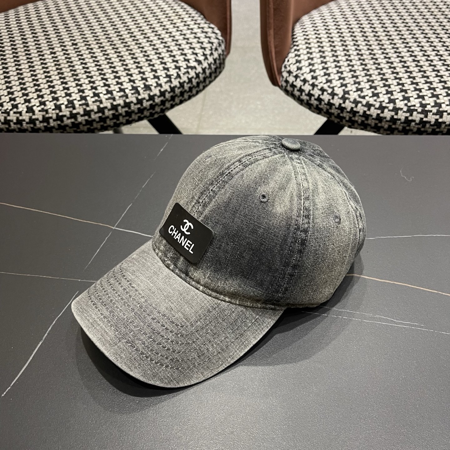 Chanel 牛仔棒球帽，质地坚韧且富有质感，无论是搭配休闲装还是运动装，都能轻松提升整体造型的 感 ，是 爱好者不容错过的潮流单品