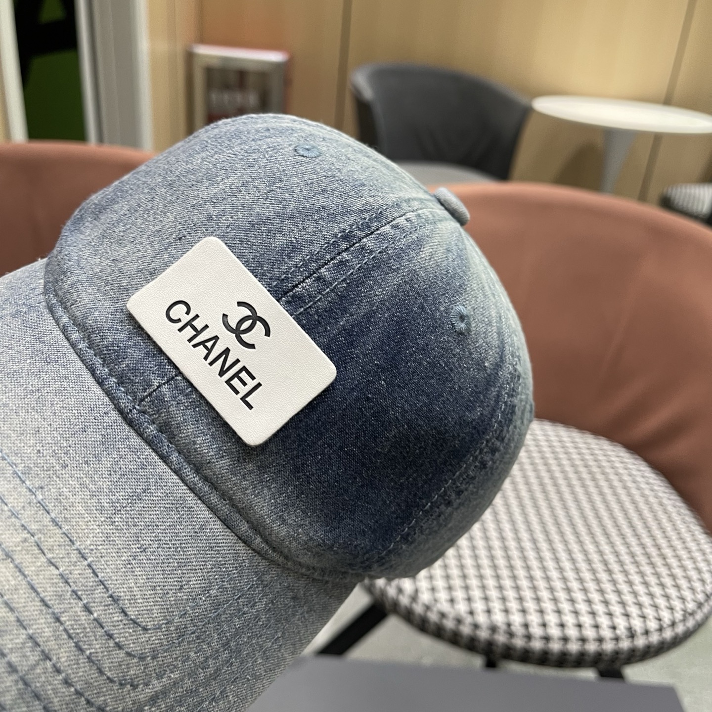 Chanel 牛仔棒球帽，质地坚韧且富有质感，无论是搭配休闲装还是运动装，都能轻松提升整体造型的 感 ，是 爱好者不容错过的潮流单品