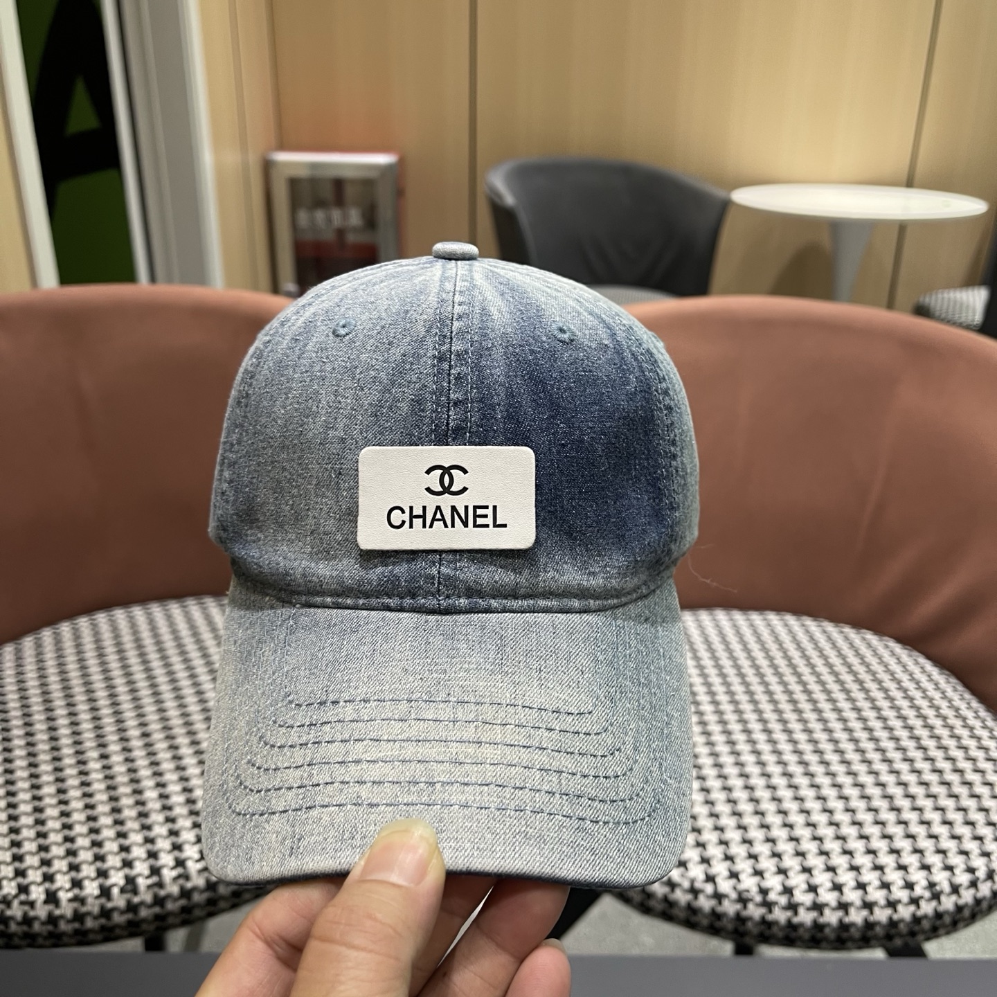 Chanel 牛仔棒球帽，质地坚韧且富有质感，无论是搭配休闲装还是运动装，都能轻松提升整体造型的 感 ，是 爱好者不容错过的潮流单品