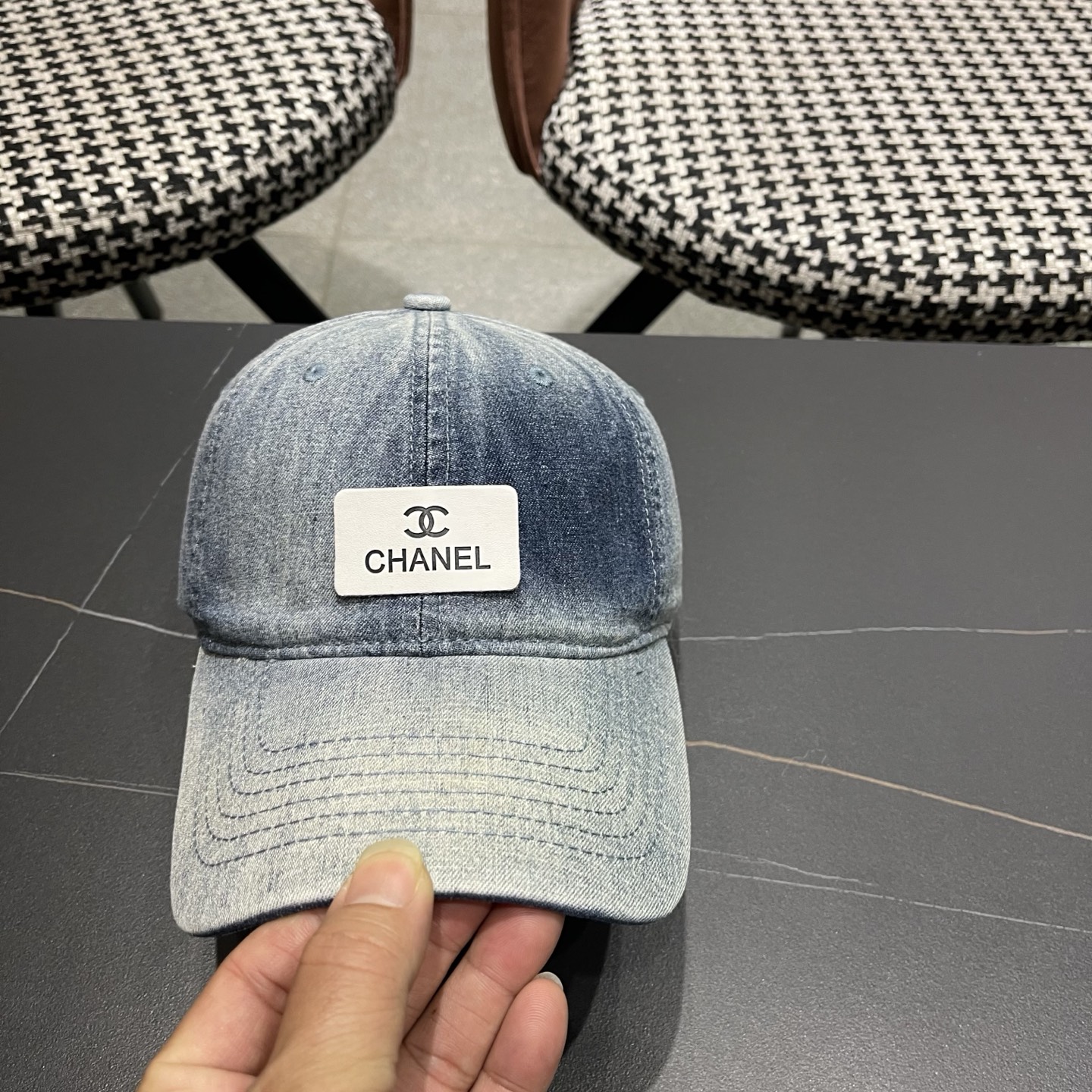 Chanel 牛仔棒球帽，质地坚韧且富有质感，无论是搭配休闲装还是运动装，都能轻松提升整体造型的 感 ，是 爱好者不容错过的潮流单品